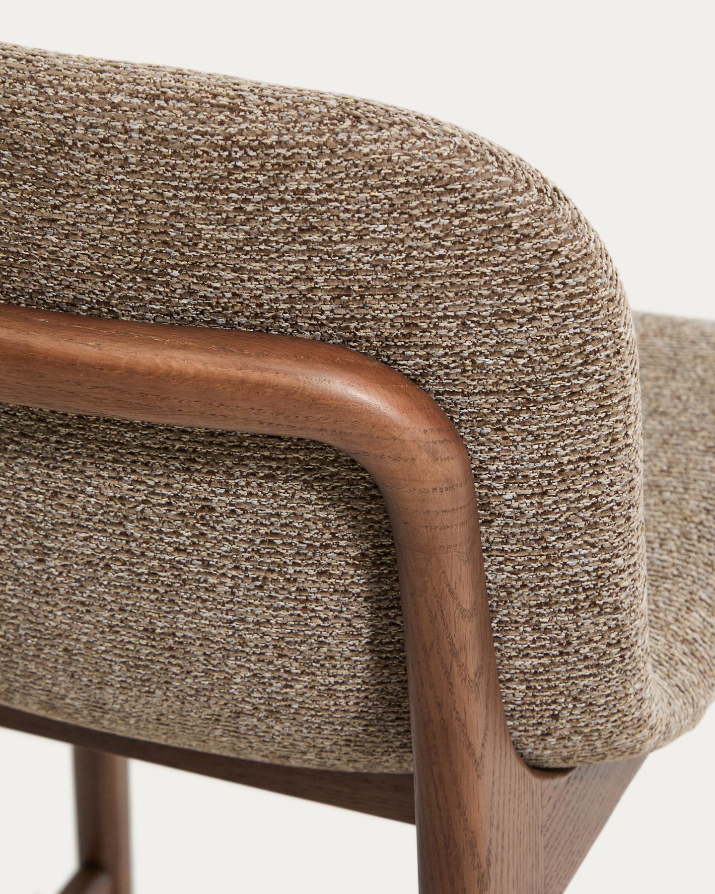 Hocker Elnor aus brauner Chenille und Beinen aus massivem Eichenholz mit Nussbaum-Finish 65 cm in Braun präsentiert im Onlineshop von KAQTU Design AG. Barhocker ist von Kave Home