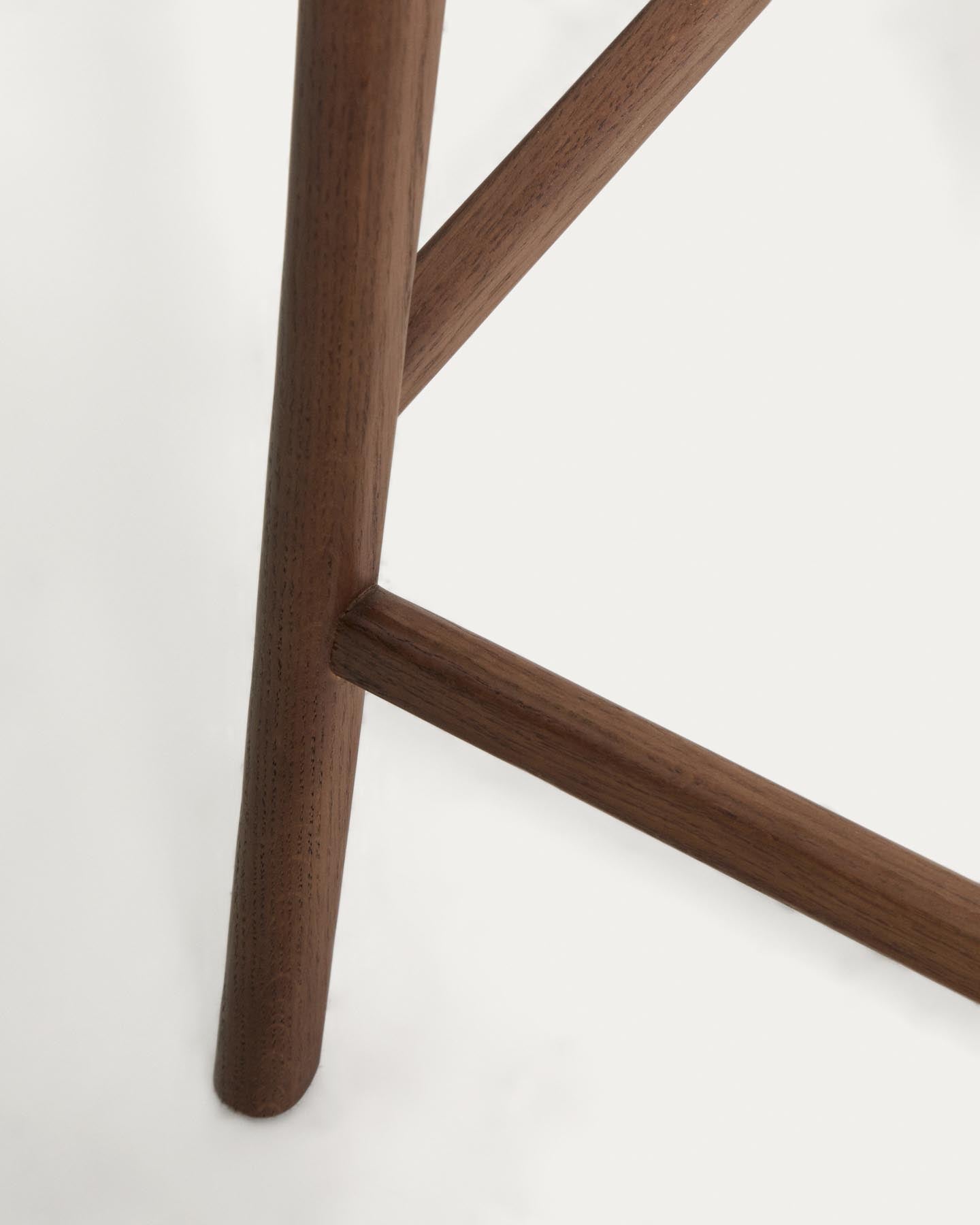 Hocker Elnor aus brauner Chenille und Beinen aus massivem Eichenholz mit Nussbaum-Finish 65 cm in Braun präsentiert im Onlineshop von KAQTU Design AG. Barhocker ist von Kave Home