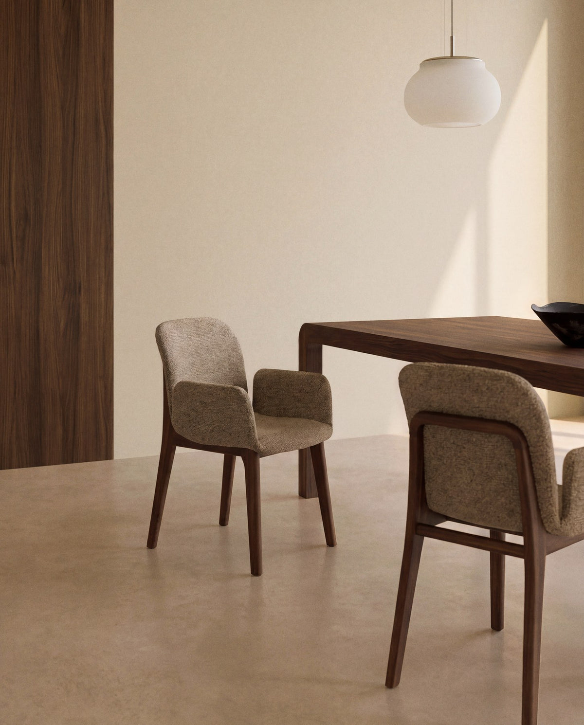 Stuhl Elnor mit Armlehnen aus brauner Chenille und Beinen aus massivem Eichenholz mit Nussbaum-Finish in Braun präsentiert im Onlineshop von KAQTU Design AG. Stuhl ist von Kave Home
