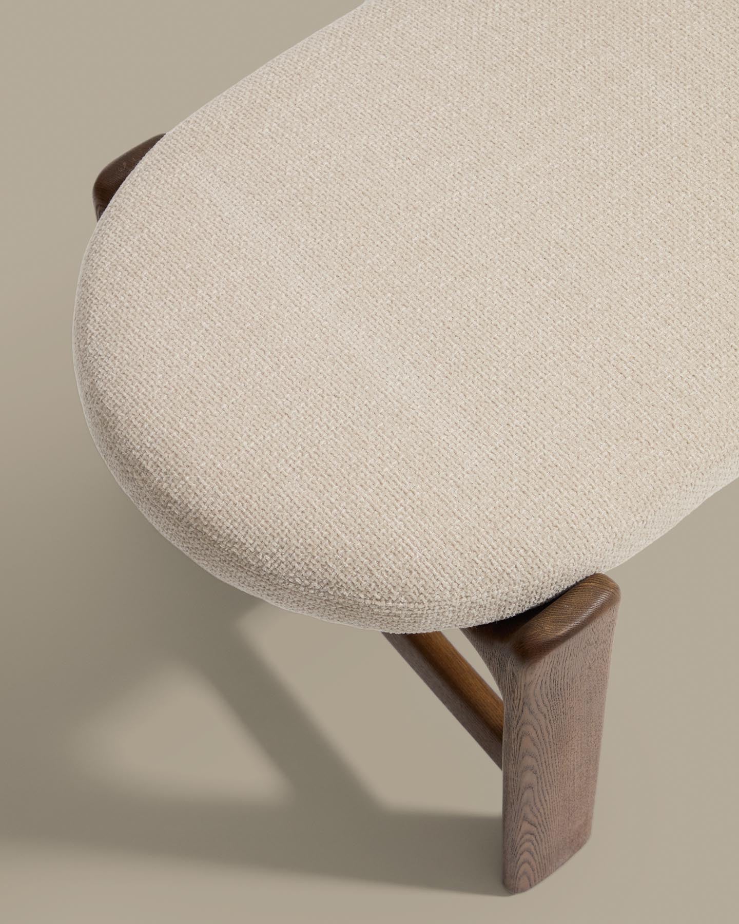 Bank Granite mit beiger Chenille und massivem Eschenholz mit Nussbaumfinish, 120 cm, FSC 100 % in Beige präsentiert im Onlineshop von KAQTU Design AG. Sitzbank ist von Kave Home