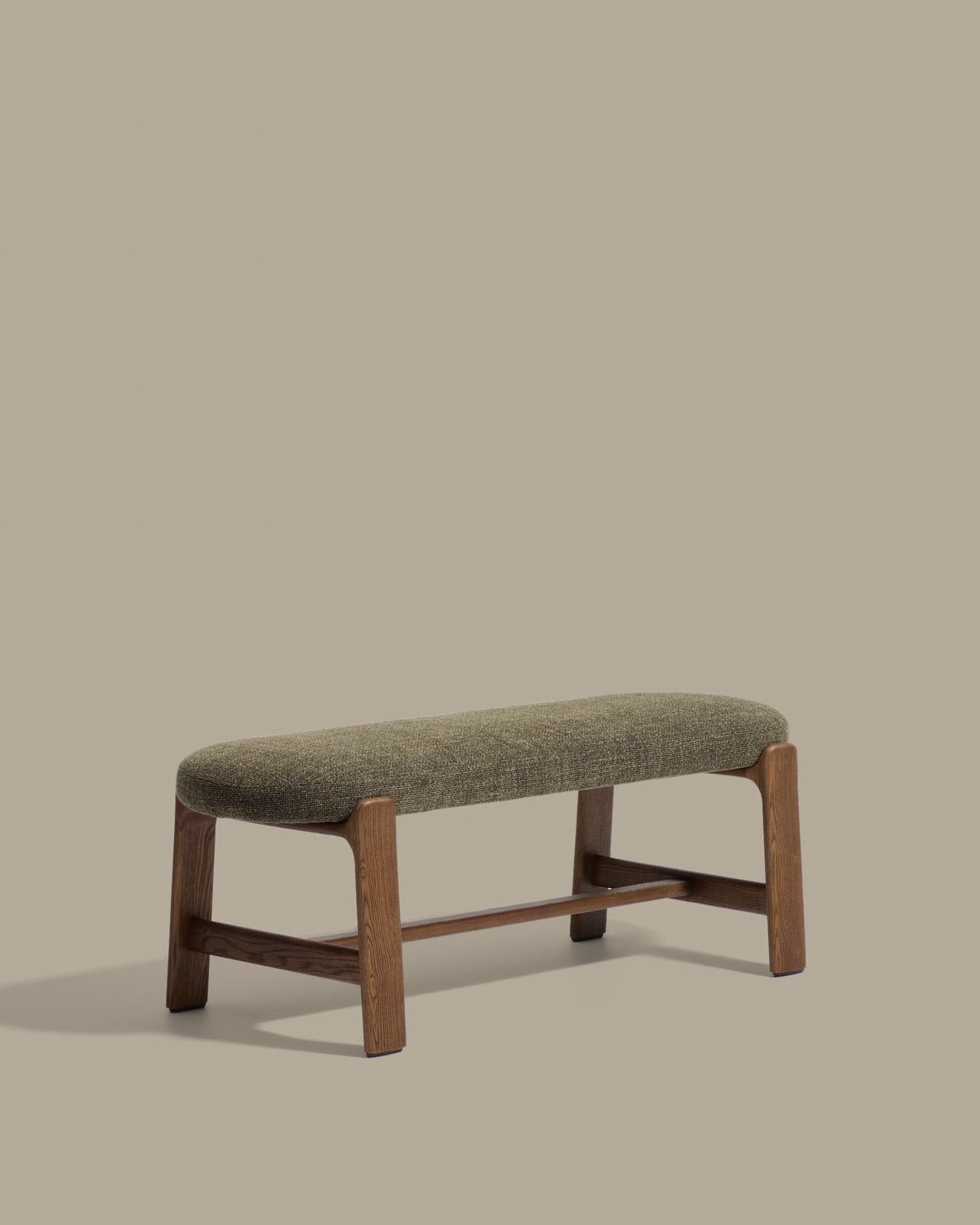 Bank Granite mit grüner Chenille und massivem Eschenholz mit Nussbaumfinish, 120 cm, FSC 100 % in Dunkelgrün präsentiert im Onlineshop von KAQTU Design AG. Sitzbank ist von Kave Home