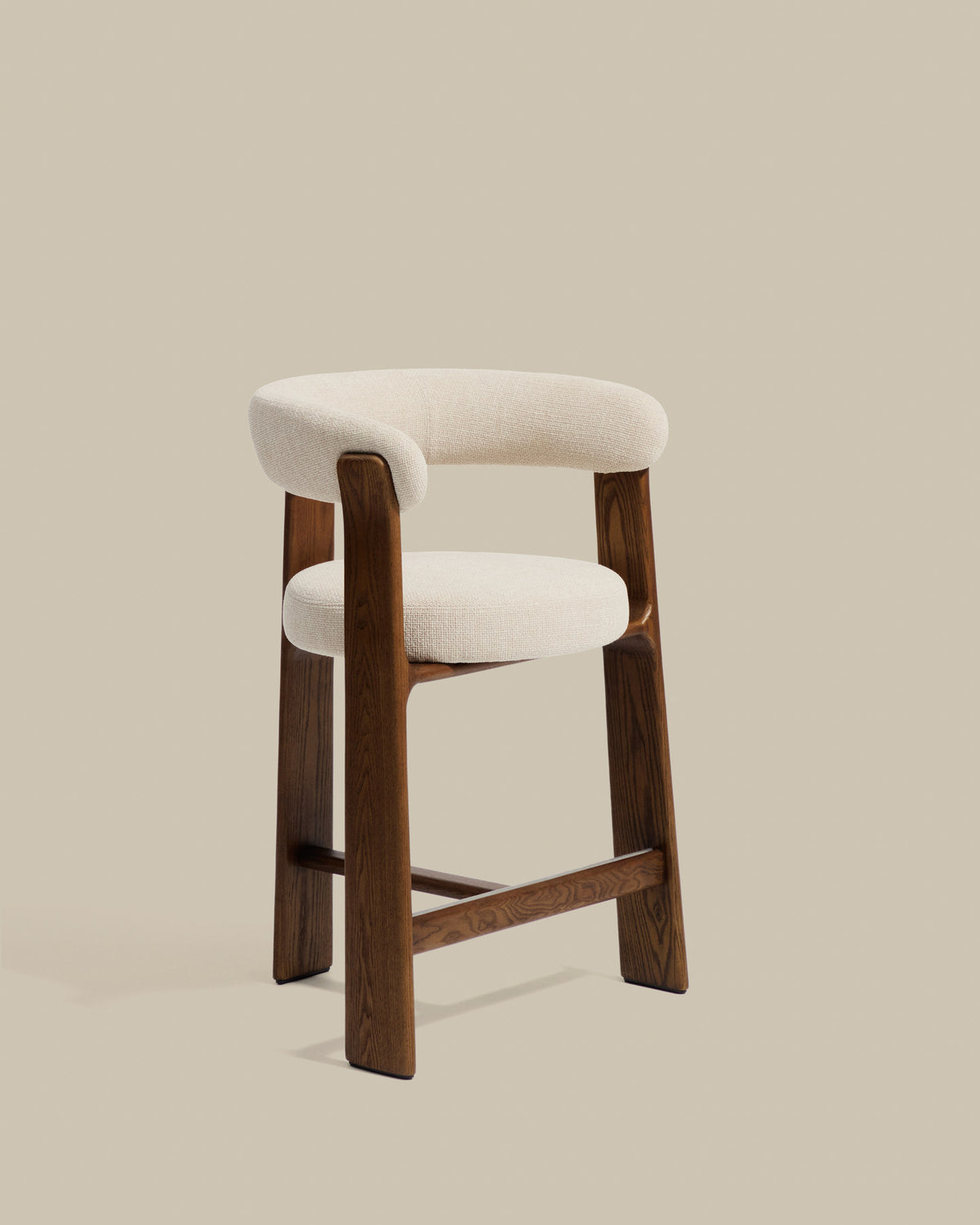 Dreibein-Hocker Granite mit beiger Chenille und massivem Eschenholz mit Nussbaumfinish, FSC 100 %, 65 cm in Beige präsentiert im Onlineshop von KAQTU Design AG. Barhocker ist von Kave Home