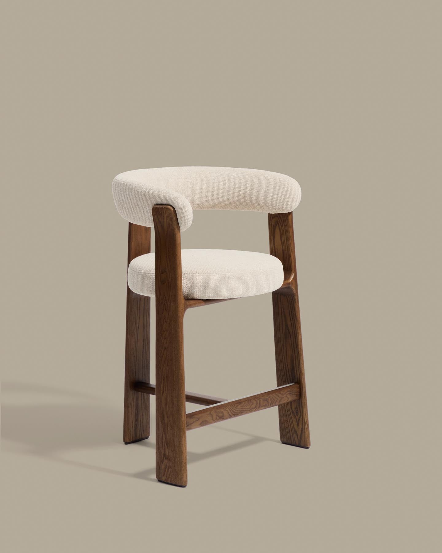 Dreibein-Hocker Granite mit beiger Chenille und massivem Eschenholz mit Nussbaumfinish, FSC 100 %, 65 cm in Beige präsentiert im Onlineshop von KAQTU Design AG. Barhocker ist von Kave Home