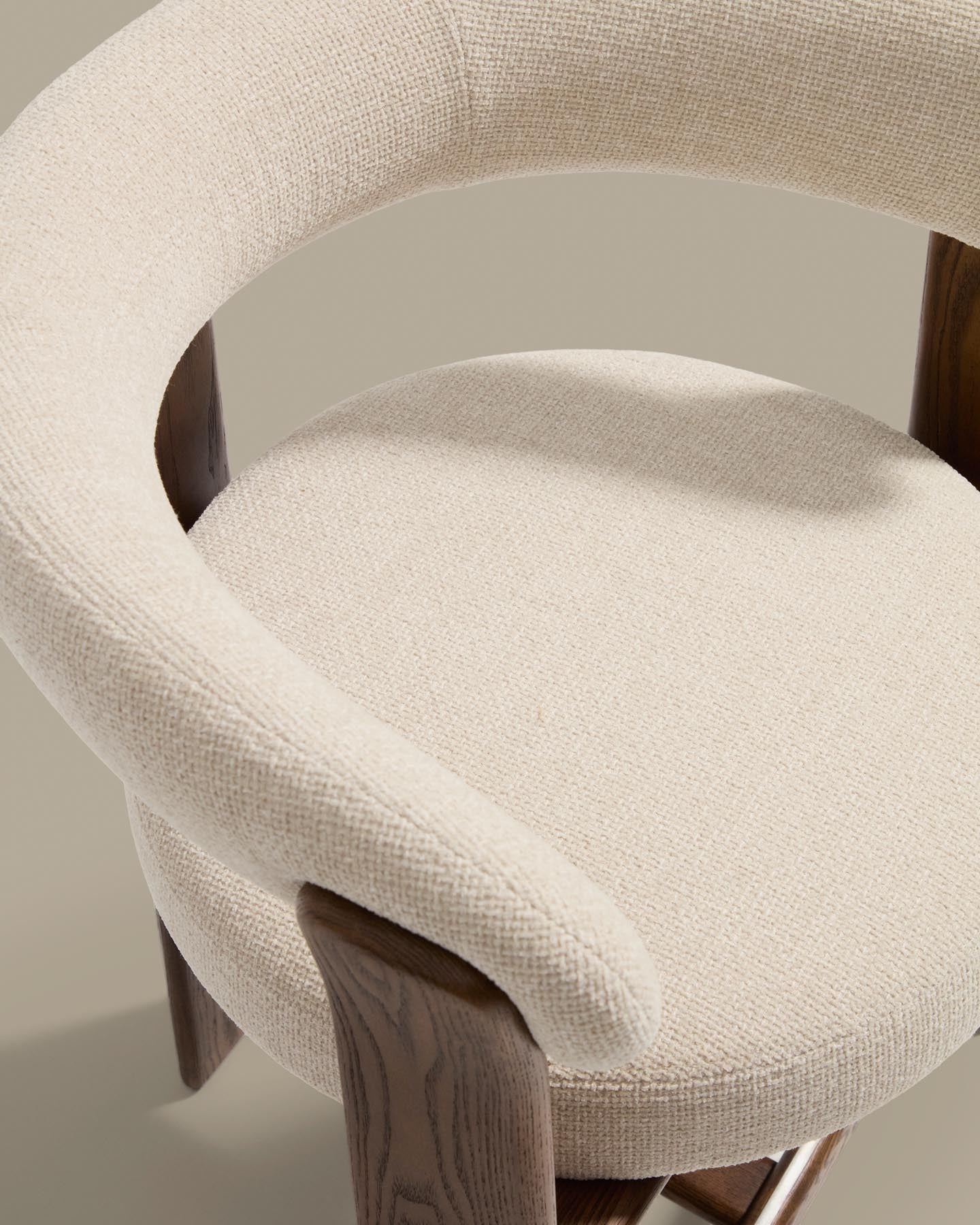 Dreibein-Hocker Granite mit beiger Chenille und massivem Eschenholz mit Nussbaumfinish, FSC 100 %, 65 cm in Beige präsentiert im Onlineshop von KAQTU Design AG. Barhocker ist von Kave Home