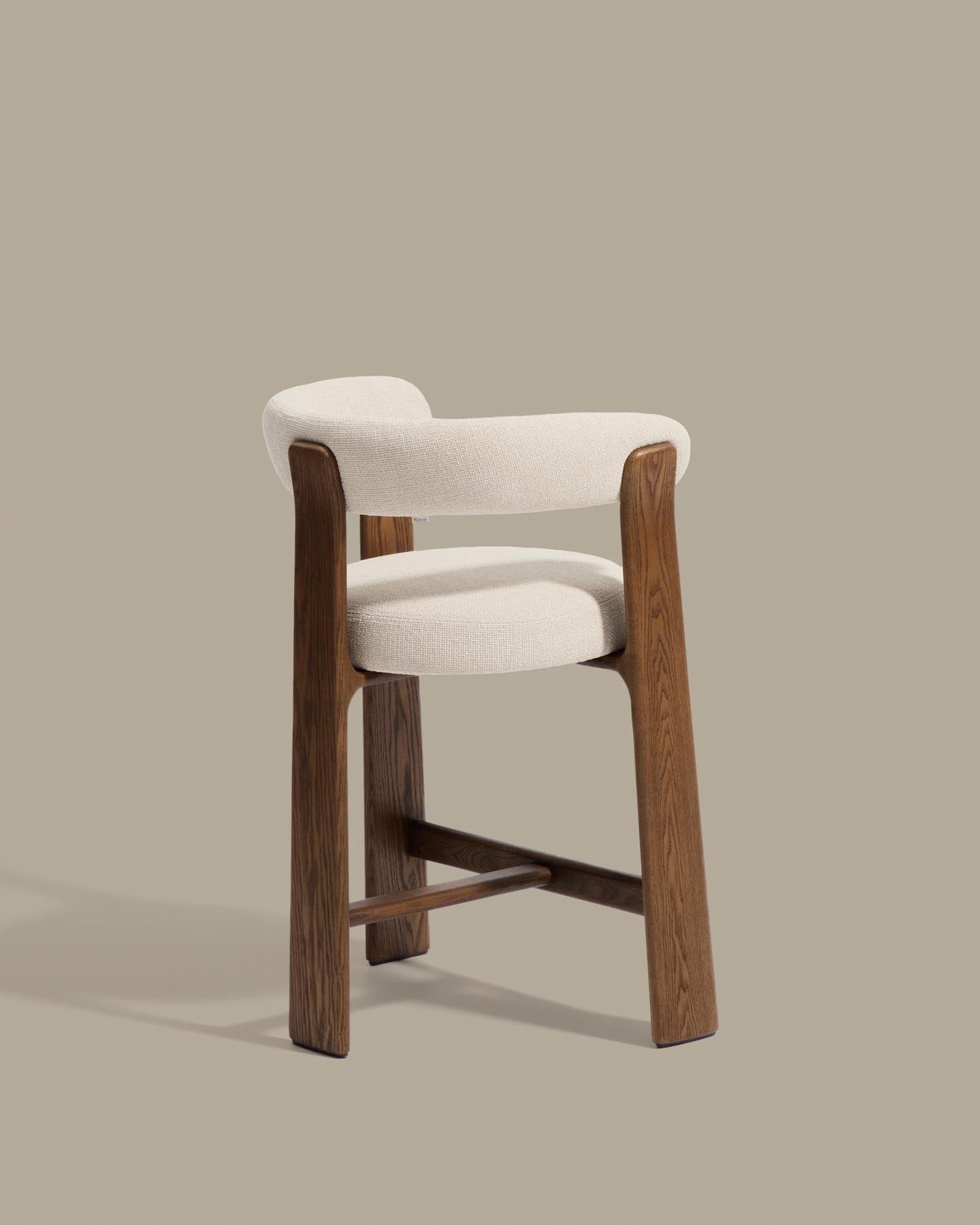 Dreibein-Hocker Granite mit beiger Chenille und massivem Eschenholz mit Nussbaumfinish, FSC 100 %, 65 cm in Beige präsentiert im Onlineshop von KAQTU Design AG. Barhocker ist von Kave Home