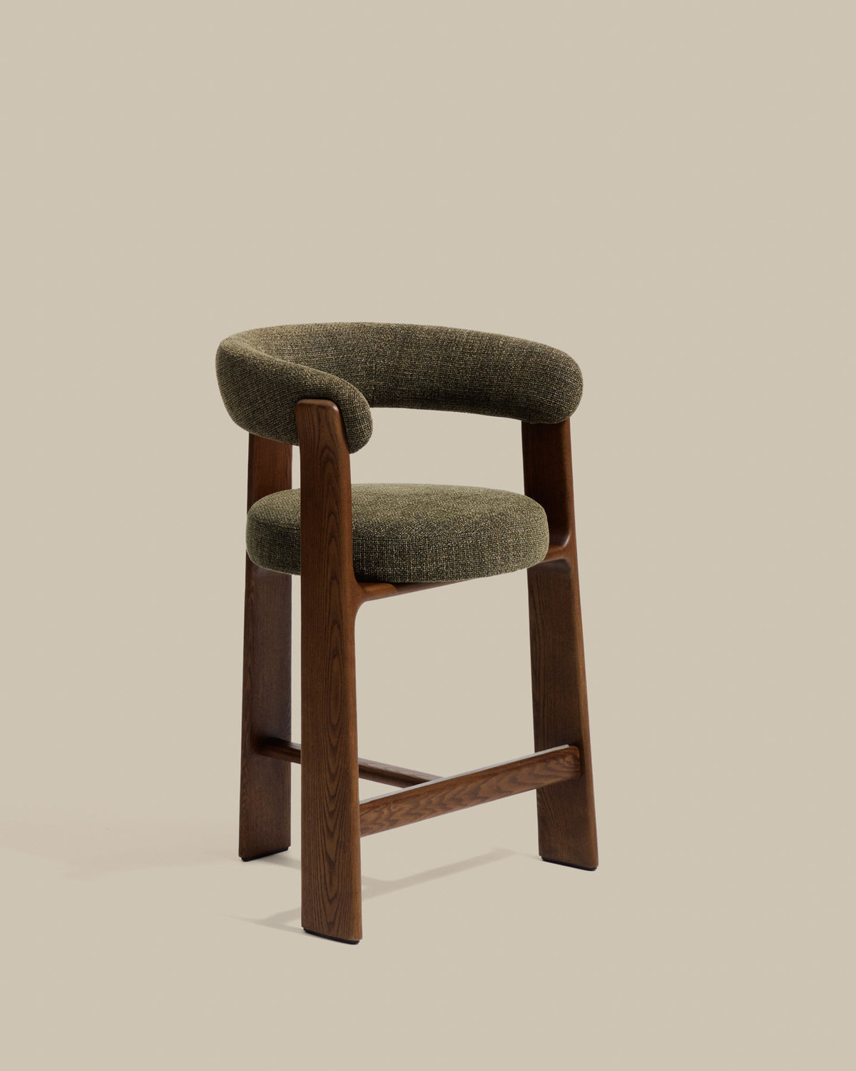 Dreibein-Hocker Granite mit grüner Chenille und massivem Eschenholz mit Nussbaumfinish, FSC 100 %, 65 cm in Dunkelgrün präsentiert im Onlineshop von KAQTU Design AG. Barhocker ist von Kave Home