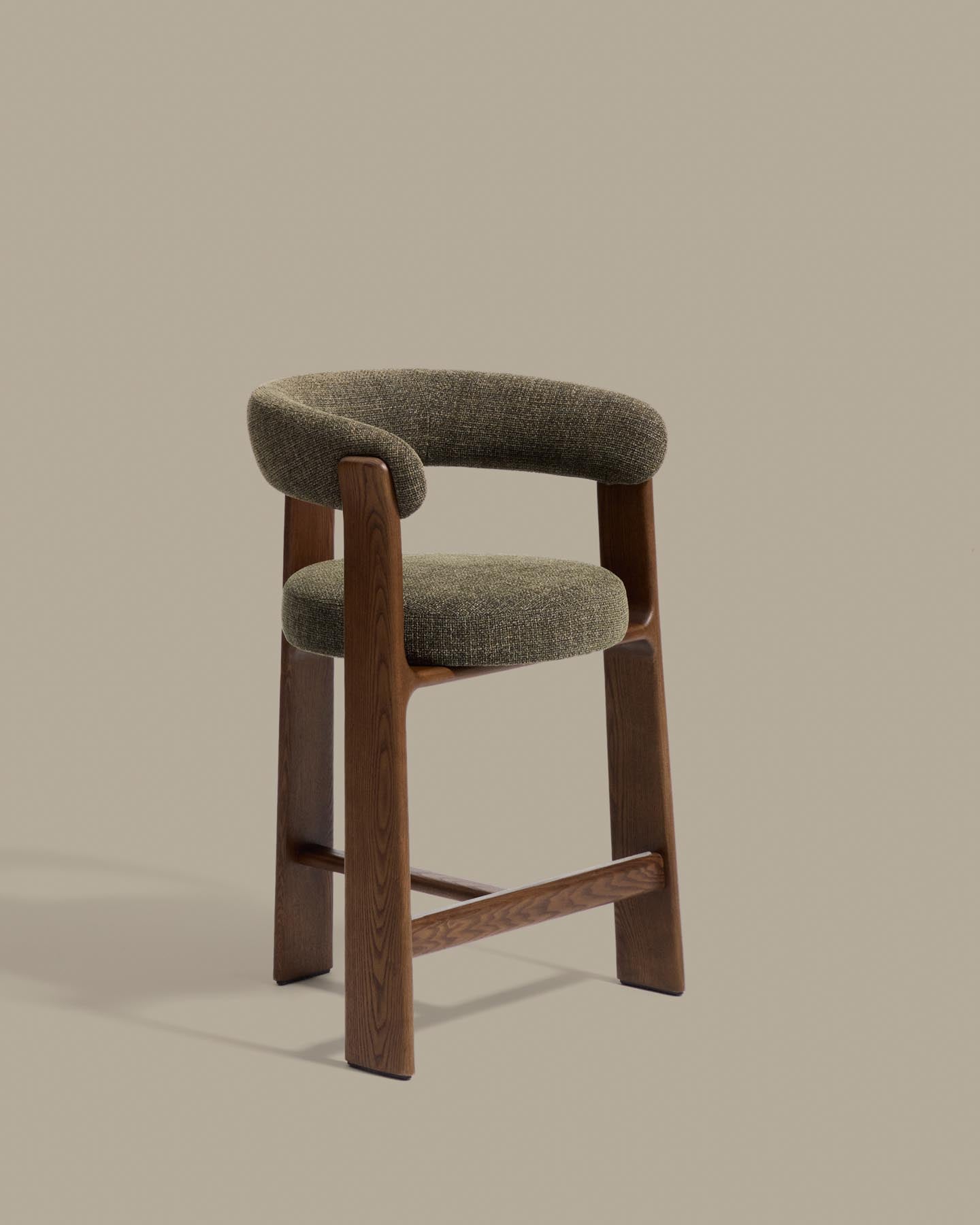 Dreibein-Hocker Granite mit grüner Chenille und massivem Eschenholz mit Nussbaumfinish, FSC 100 %, 65 cm  in Dunkelgrün präsentiert im Onlineshop von KAQTU Design AG. Barhocker ist von Kave Home