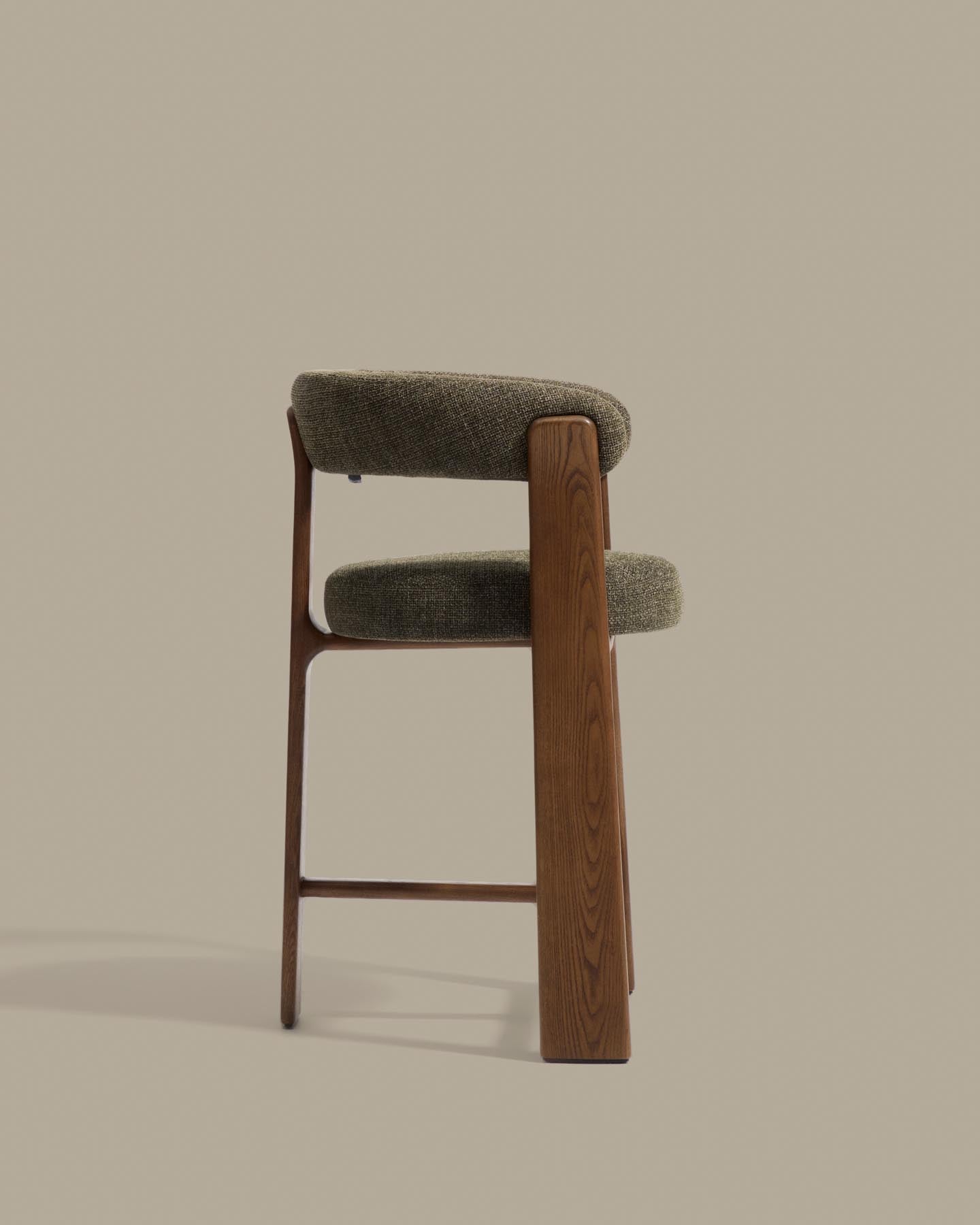 Dreibein-Hocker Granite mit grüner Chenille und massivem Eschenholz mit Nussbaumfinish, FSC 100 %, 65 cm  in Dunkelgrün präsentiert im Onlineshop von KAQTU Design AG. Barhocker ist von Kave Home