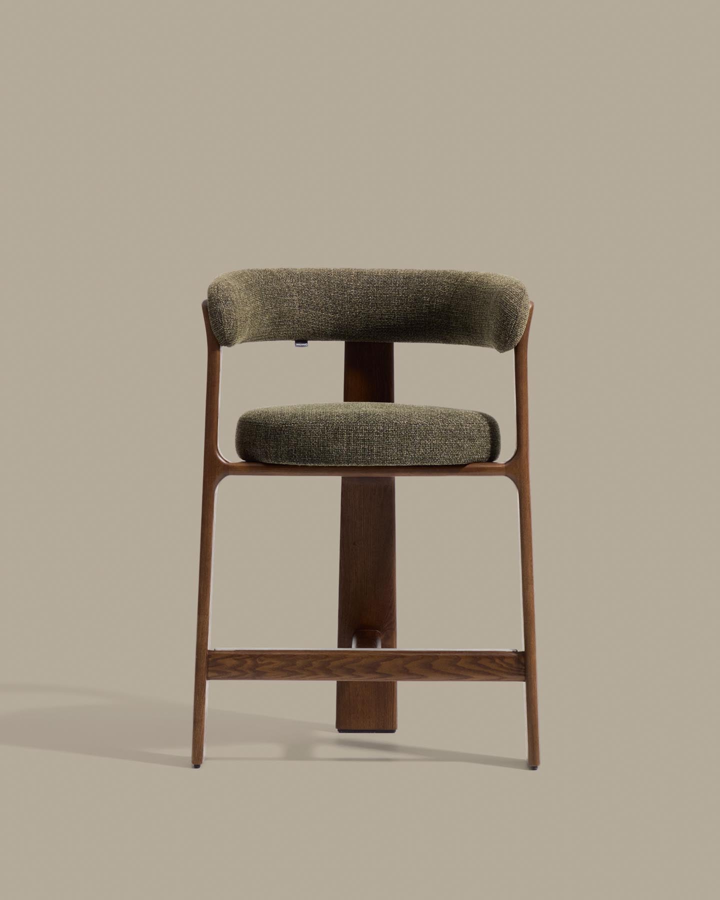 Dreibein-Hocker Granite mit grüner Chenille und massivem Eschenholz mit Nussbaumfinish, FSC 100 %, 65 cm  in Dunkelgrün präsentiert im Onlineshop von KAQTU Design AG. Barhocker ist von Kave Home