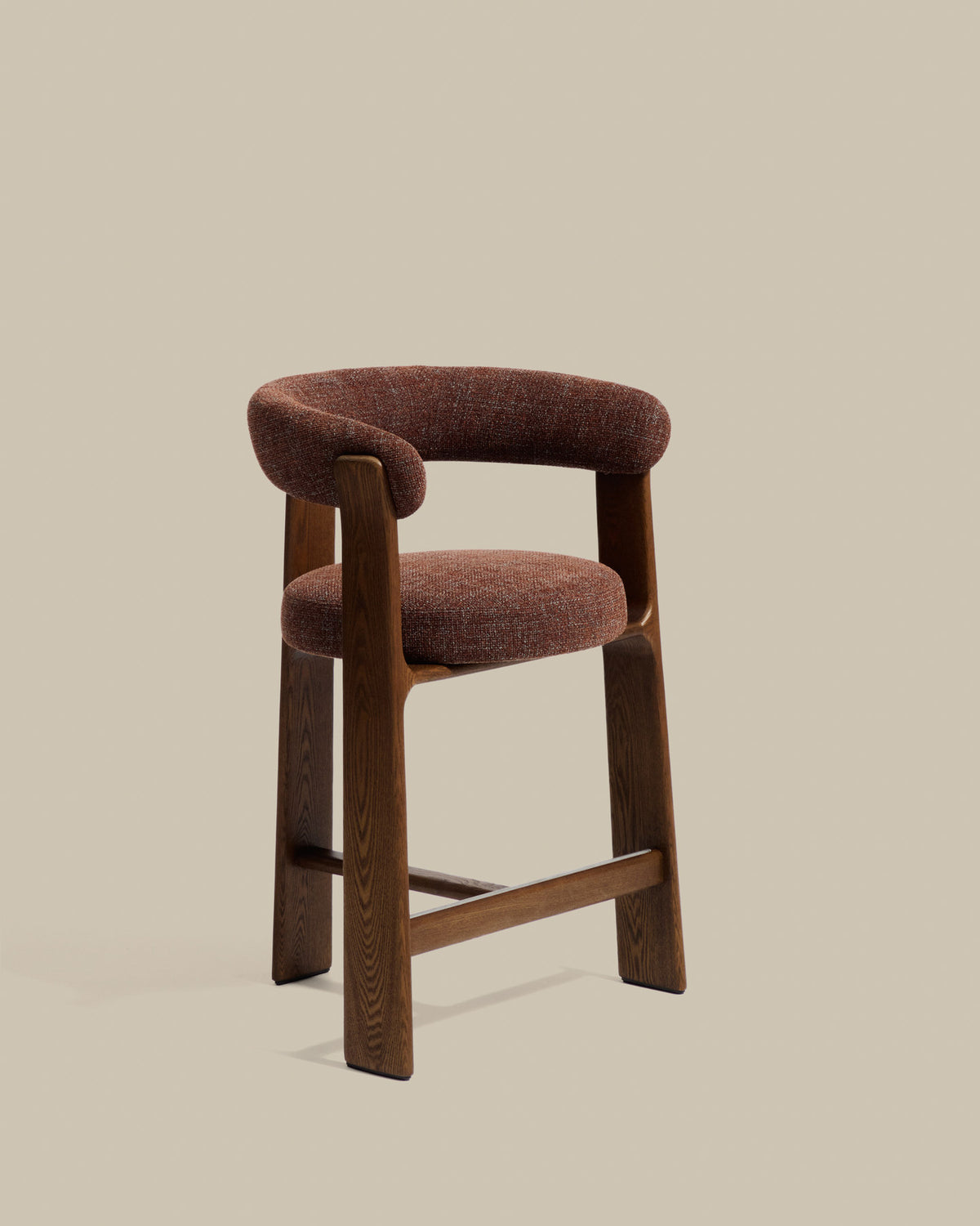 Dreibein-Hocker Granite mit brauner Chenille und massivem Eschenholz mit Nussbaumfinish, FSC 100 %, 65 cm in Dunkelbraun präsentiert im Onlineshop von KAQTU Design AG. Barhocker ist von Kave Home