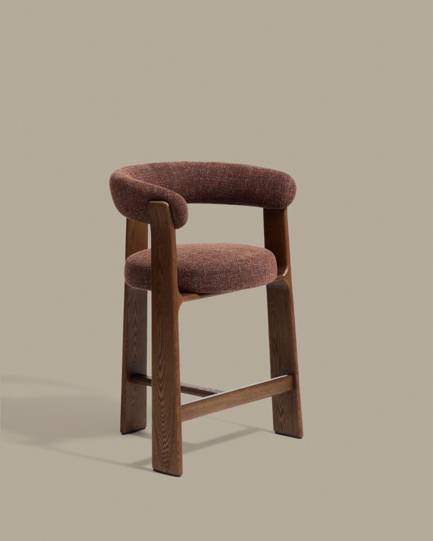 Dreibein-Hocker Granite mit brauner Chenille und massivem Eschenholz mit Nussbaumfinish, FSC 100 %, 65 cm  in Dunkelbraun präsentiert im Onlineshop von KAQTU Design AG. Barhocker ist von Kave Home