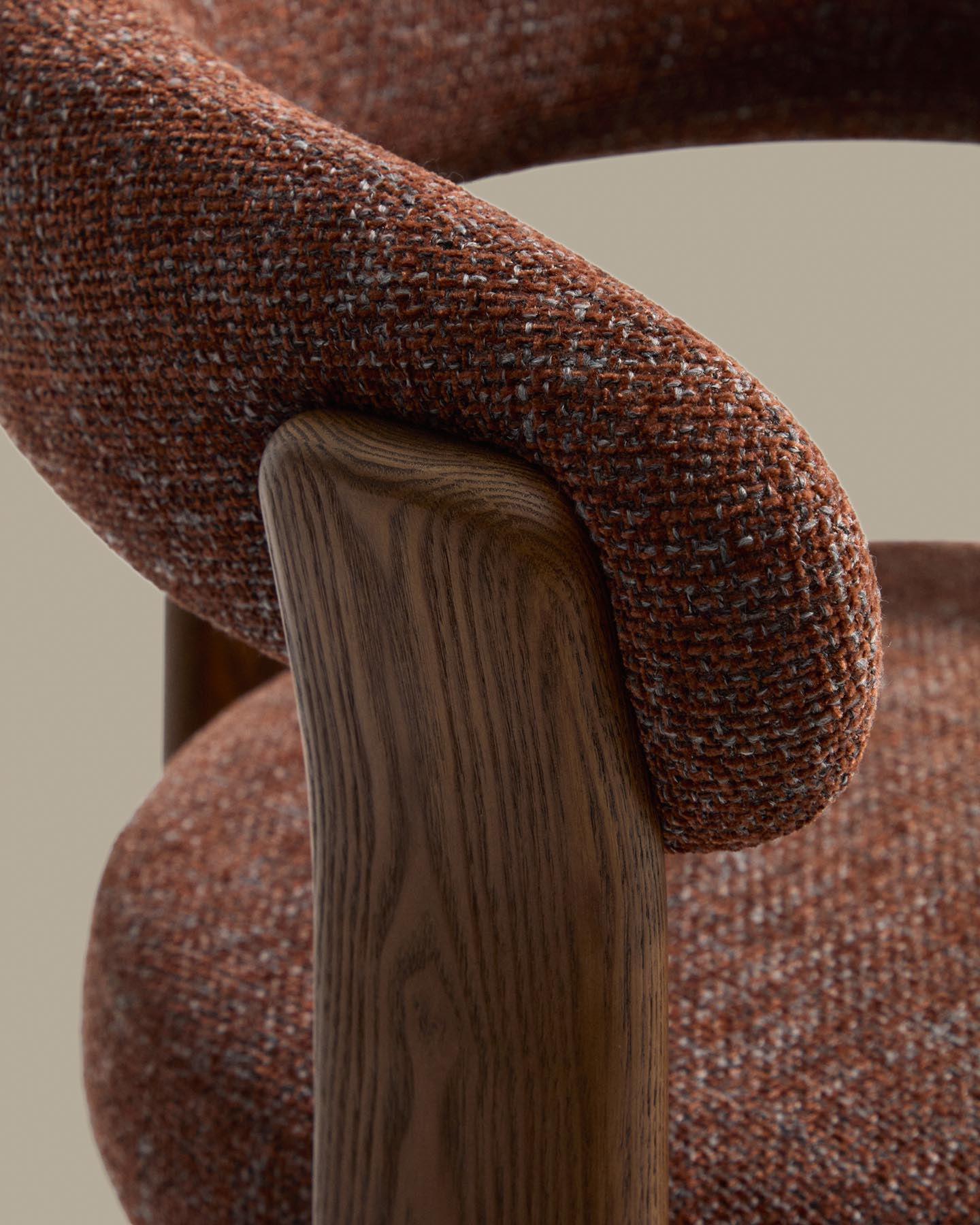 Dreibein-Hocker Granite mit brauner Chenille und massivem Eschenholz mit Nussbaumfinish, FSC 100 %, 65 cm  in Dunkelbraun präsentiert im Onlineshop von KAQTU Design AG. Barhocker ist von Kave Home