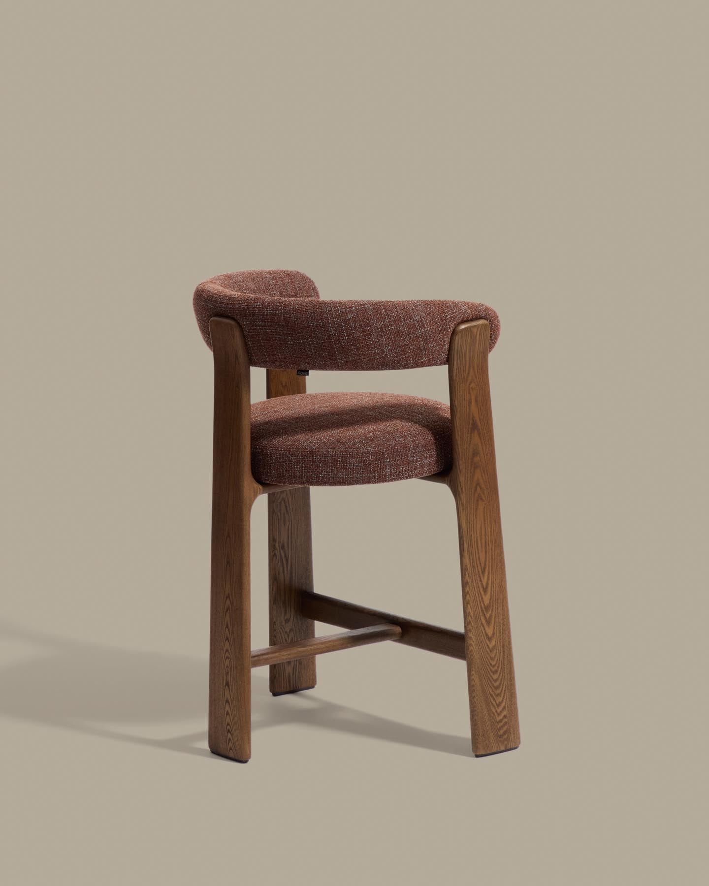 Dreibein-Hocker Granite mit brauner Chenille und massivem Eschenholz mit Nussbaumfinish, FSC 100 %, 65 cm  in Dunkelbraun präsentiert im Onlineshop von KAQTU Design AG. Barhocker ist von Kave Home