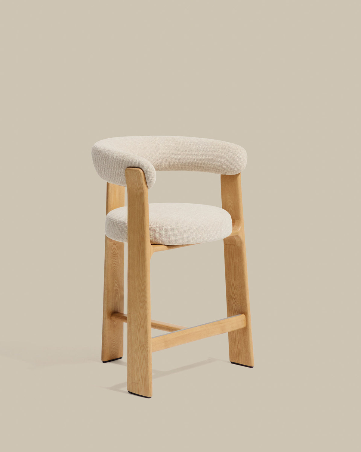 Dreibein-Hocker Granite mit beiger Chenille und massivem Eschenholz mit naturfarbenem Finish, FSC 100 %, 65 cm in Beige präsentiert im Onlineshop von KAQTU Design AG. Barhocker ist von Kave Home