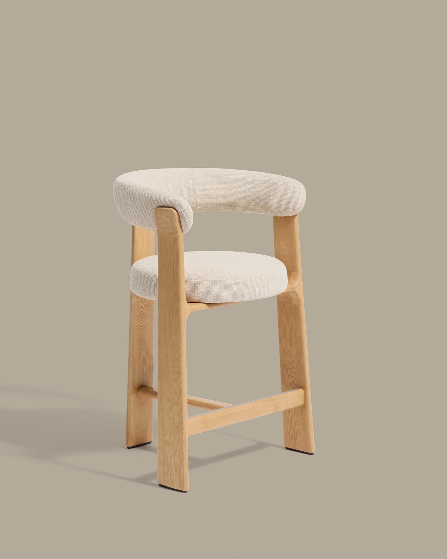 Dreibein-Hocker Granite mit beiger Chenille und massivem Eschenholz mit naturfarbenem Finish, FSC 100 %, 65 cm  in Beige präsentiert im Onlineshop von KAQTU Design AG. Barhocker ist von Kave Home