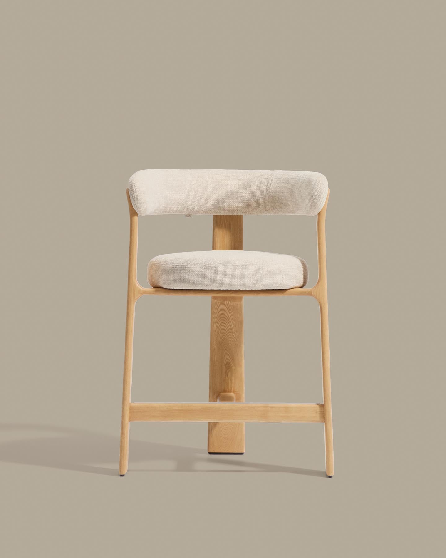 Dreibein-Hocker Granite mit beiger Chenille und massivem Eschenholz mit naturfarbenem Finish, FSC 100 %, 65 cm  in Beige präsentiert im Onlineshop von KAQTU Design AG. Barhocker ist von Kave Home