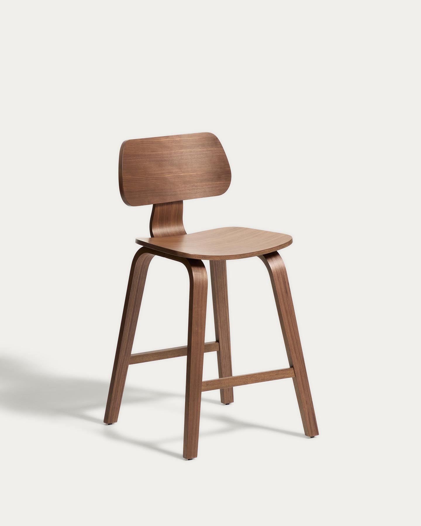 Gena-Hocker aus Nussbaumfurnier 65cm in Dunkelbraun präsentiert im Onlineshop von KAQTU Design AG. Barhocker ist von Kave Home