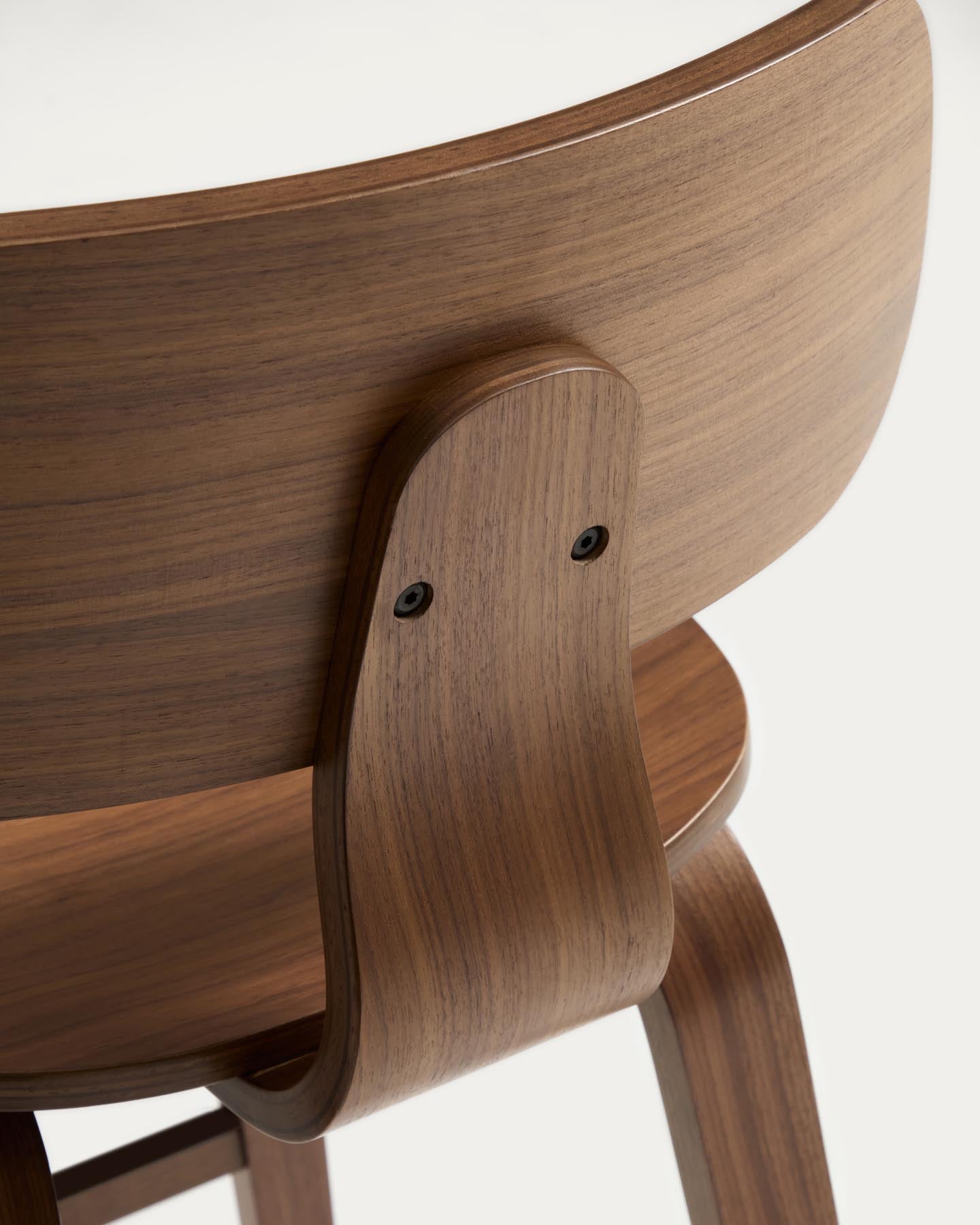 Gena-Hocker aus Nussbaumfurnier 65cm in Dunkelbraun präsentiert im Onlineshop von KAQTU Design AG. Barhocker ist von Kave Home