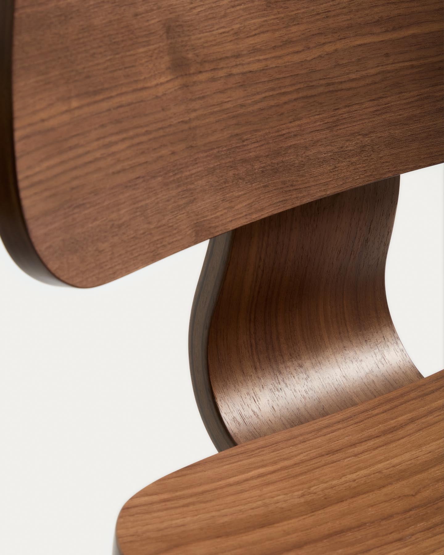 Gena-Hocker aus Nussbaumfurnier 65cm in Dunkelbraun präsentiert im Onlineshop von KAQTU Design AG. Barhocker ist von Kave Home