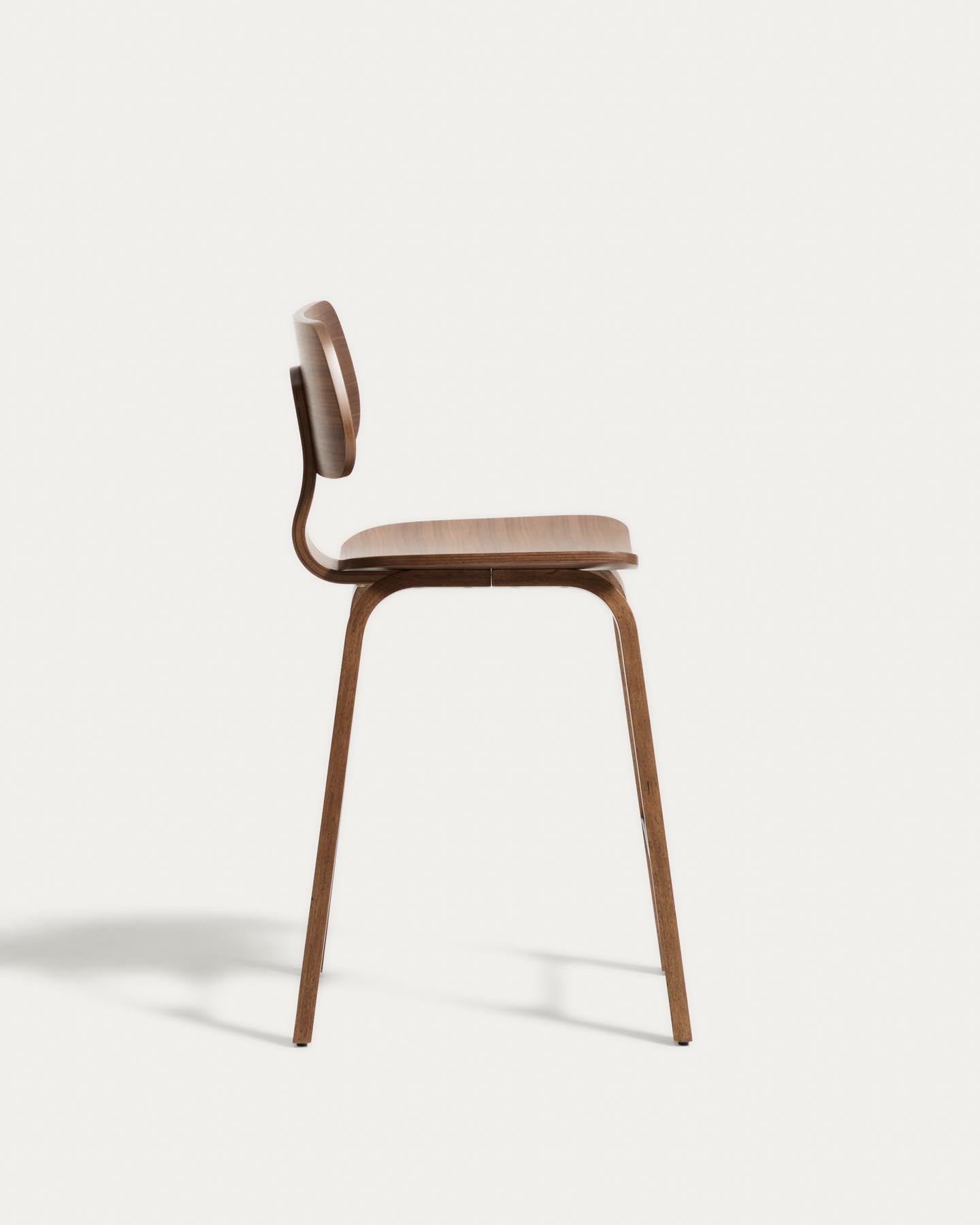 Gena-Hocker aus Nussbaumfurnier 65cm in Dunkelbraun präsentiert im Onlineshop von KAQTU Design AG. Barhocker ist von Kave Home
