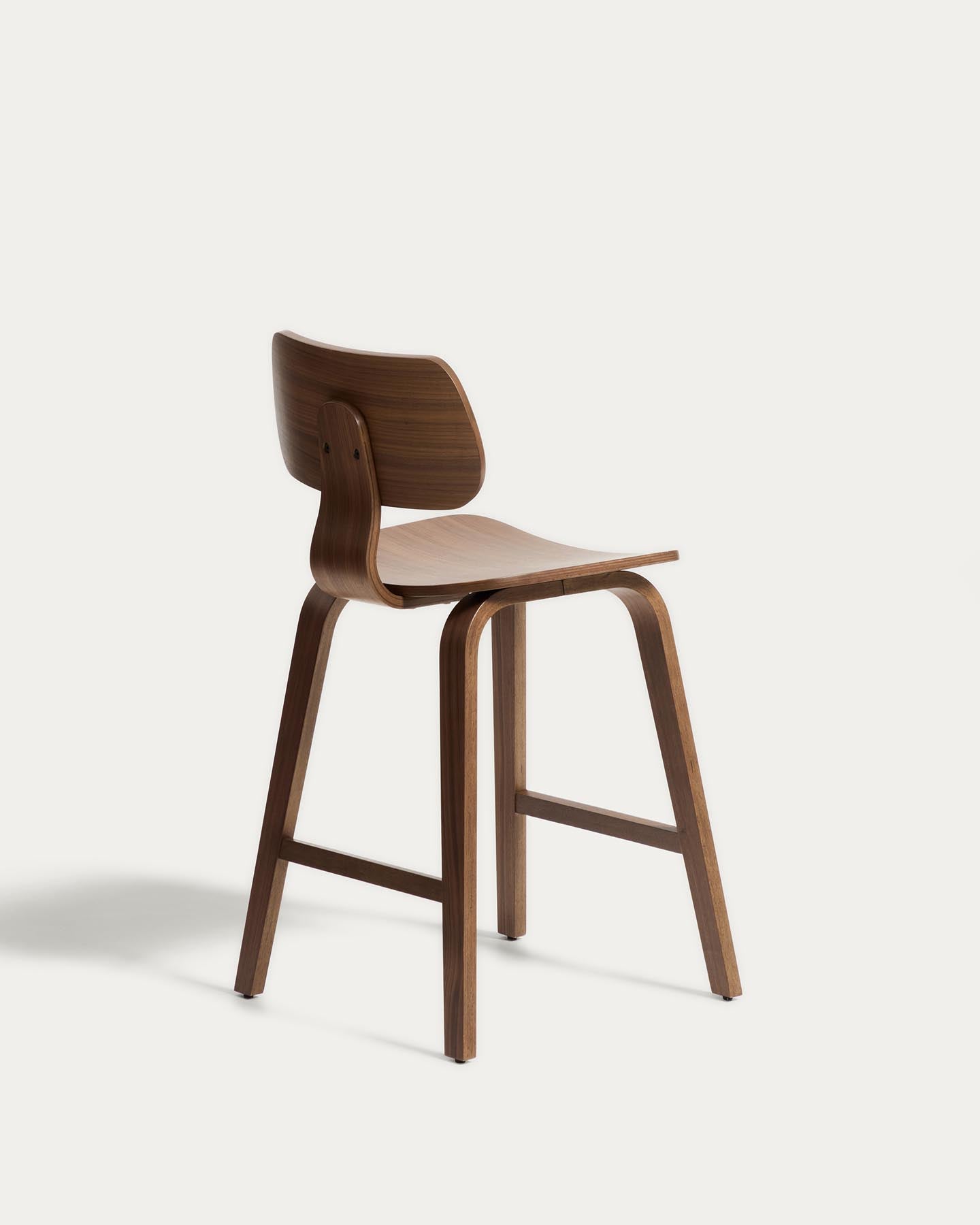 Gena-Hocker aus Nussbaumfurnier 65cm in Dunkelbraun präsentiert im Onlineshop von KAQTU Design AG. Barhocker ist von Kave Home