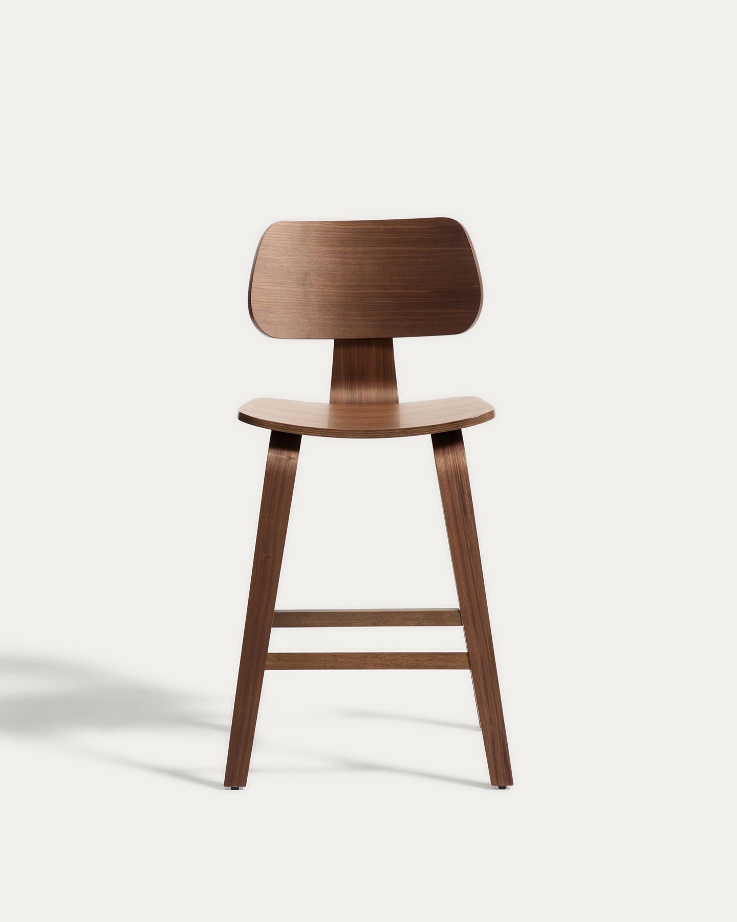 Gena-Hocker aus Nussbaumfurnier 65cm in Dunkelbraun präsentiert im Onlineshop von KAQTU Design AG. Barhocker ist von Kave Home