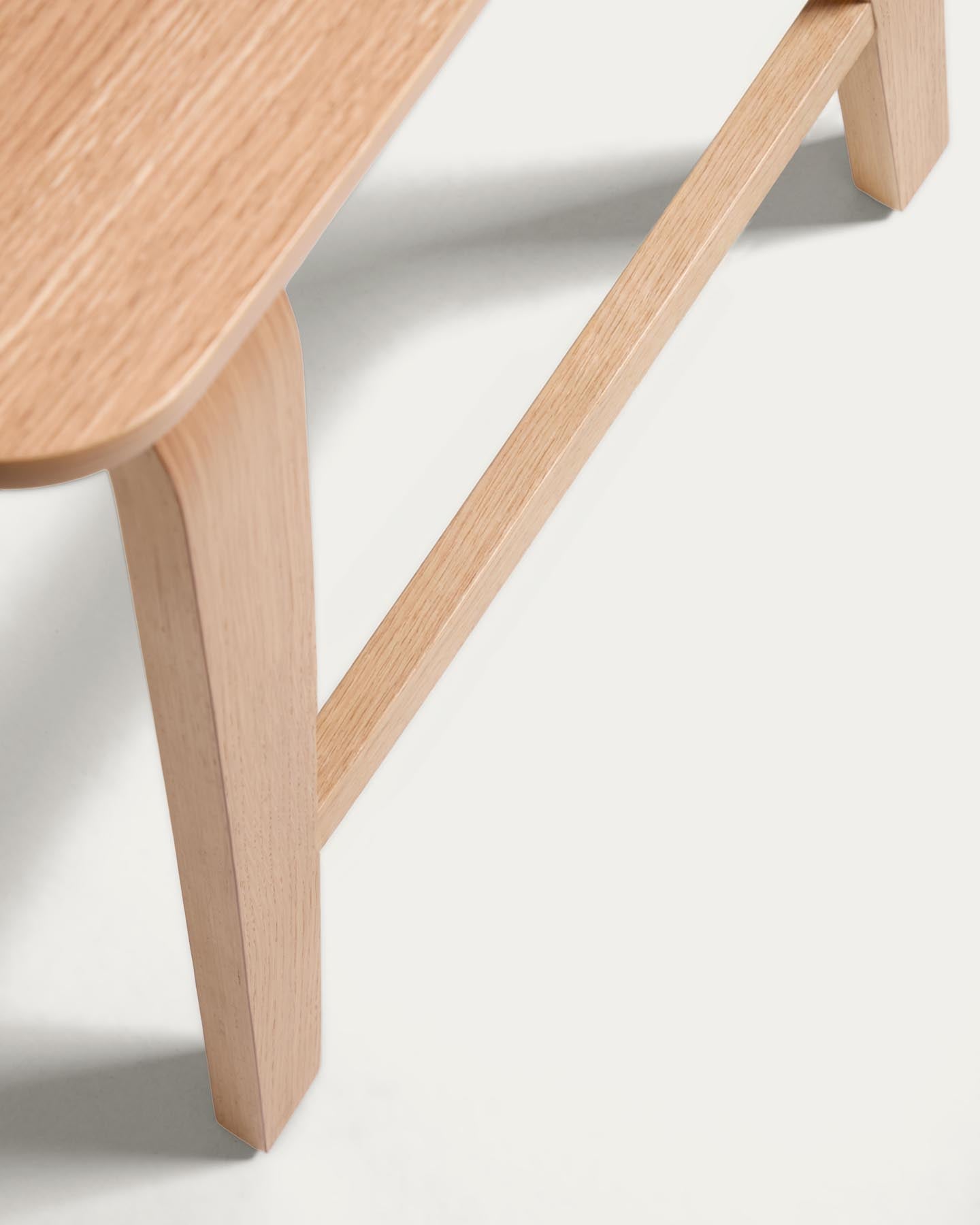 Gena-Hocker aus Eichenfurnier 65cm in Beige präsentiert im Onlineshop von KAQTU Design AG. Barhocker ist von Kave Home