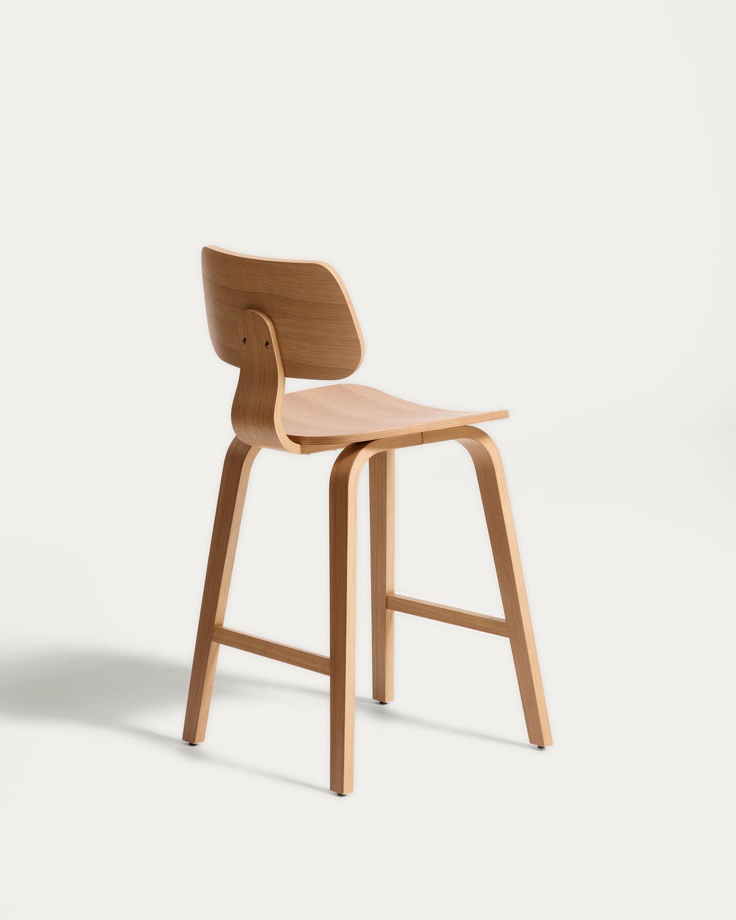 Gena-Hocker aus Eichenfurnier 65cm in Beige präsentiert im Onlineshop von KAQTU Design AG. Barhocker ist von Kave Home