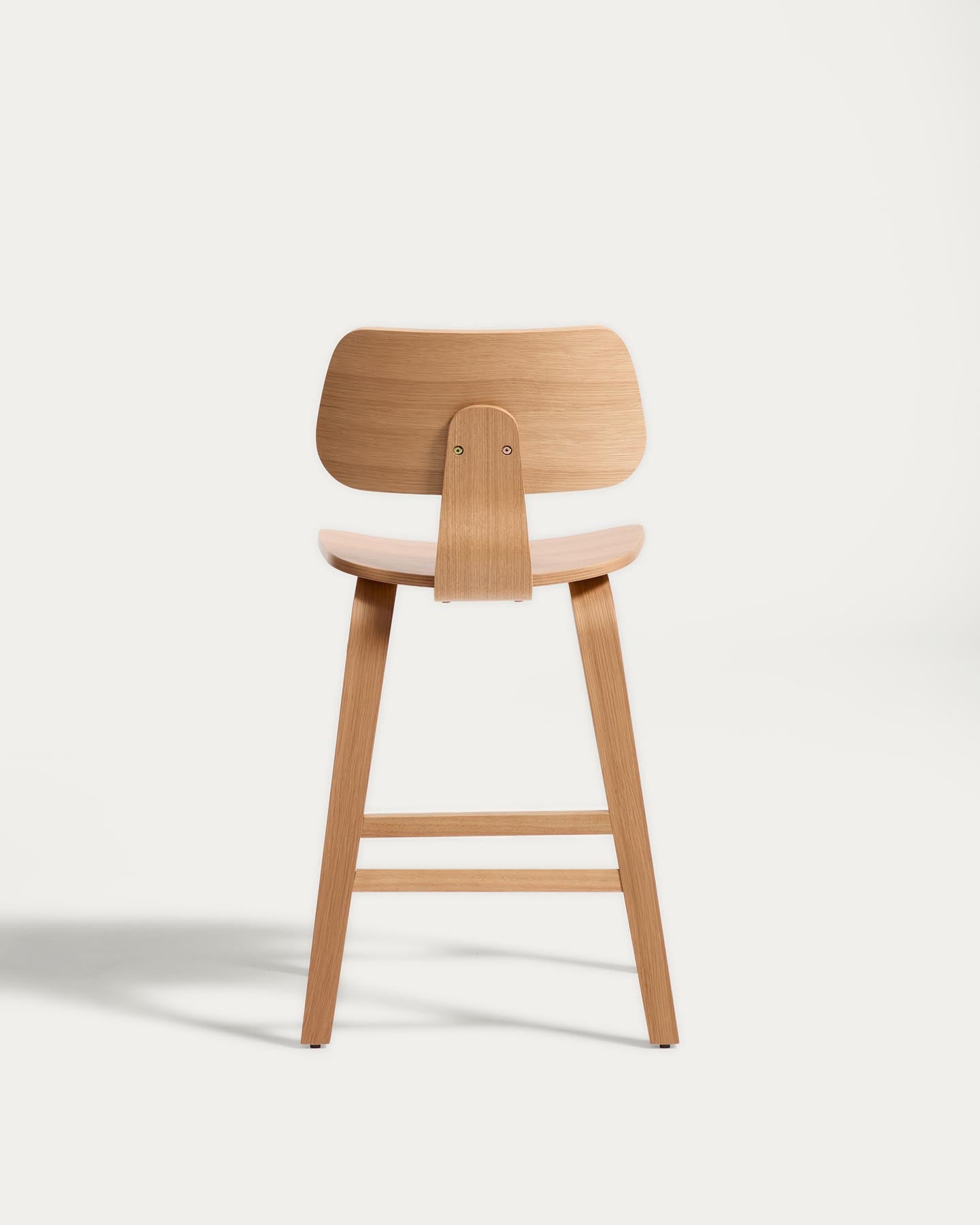 Gena-Hocker aus Eichenfurnier 65cm in Beige präsentiert im Onlineshop von KAQTU Design AG. Barhocker ist von Kave Home