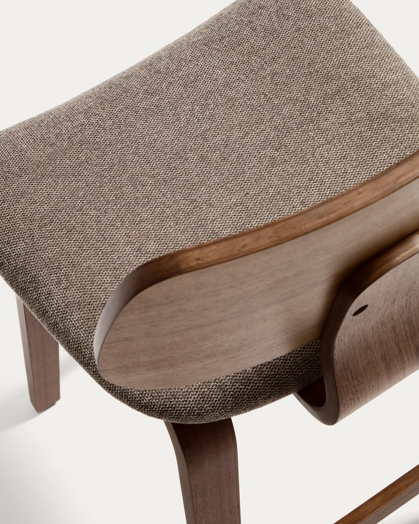 Gena-Hocker aus Nussbaumfurnier und beigefarbener Chenille 65cm in Dunkelbraun präsentiert im Onlineshop von KAQTU Design AG. Barhocker ist von Kave Home