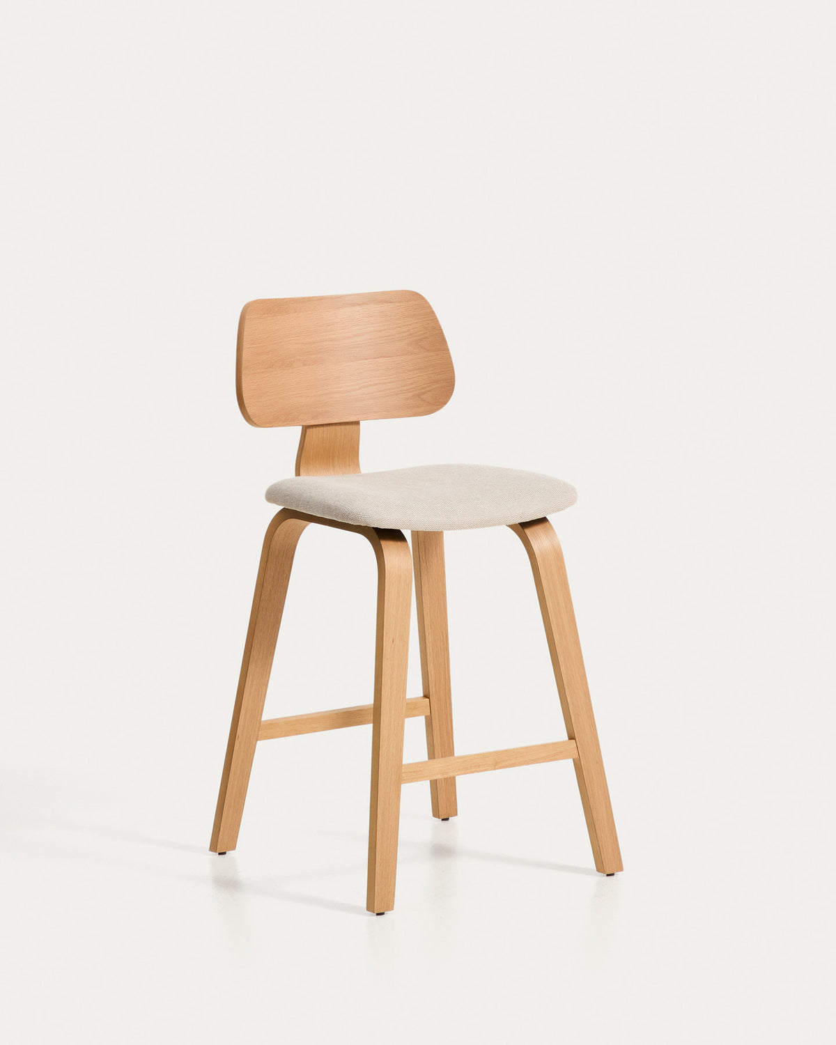 Gena-Hocker aus Eichenfurnier und beigefarbener Chenille 65cm in Beige präsentiert im Onlineshop von KAQTU Design AG. Barhocker ist von Kave Home