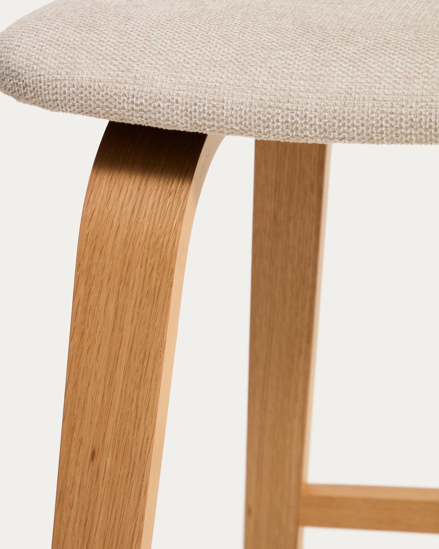 Gena-Hocker aus Eichenfurnier und beigefarbener Chenille 65cm in Beige präsentiert im Onlineshop von KAQTU Design AG. Barhocker ist von Kave Home