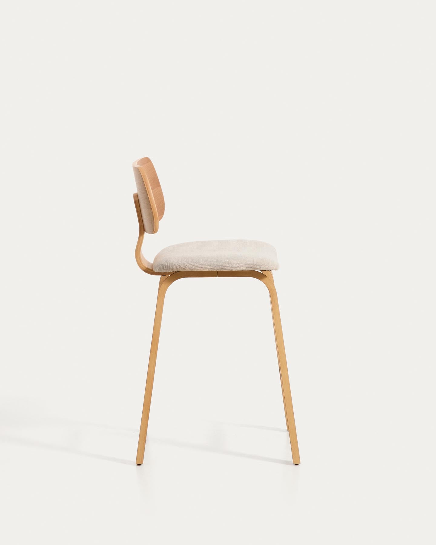 Gena-Hocker aus Eichenfurnier und beigefarbener Chenille 65cm in Beige präsentiert im Onlineshop von KAQTU Design AG. Barhocker ist von Kave Home