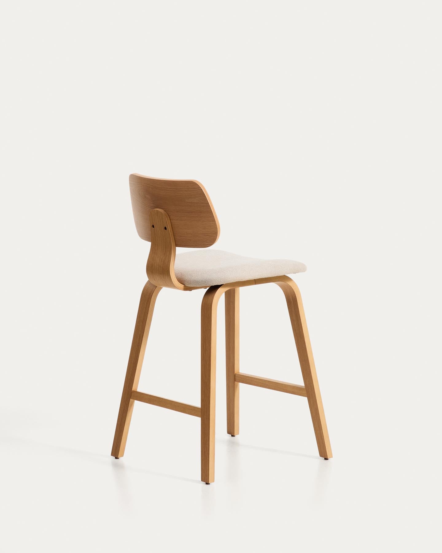 Gena-Hocker aus Eichenfurnier und beigefarbener Chenille 65cm in Beige präsentiert im Onlineshop von KAQTU Design AG. Barhocker ist von Kave Home