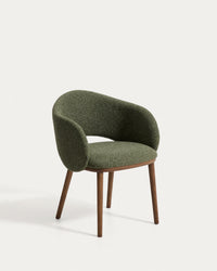 Chaise Maina en chenille épaisse verte avec pieds en bois de frêne massif aspect noyer, FSC Mix Credit