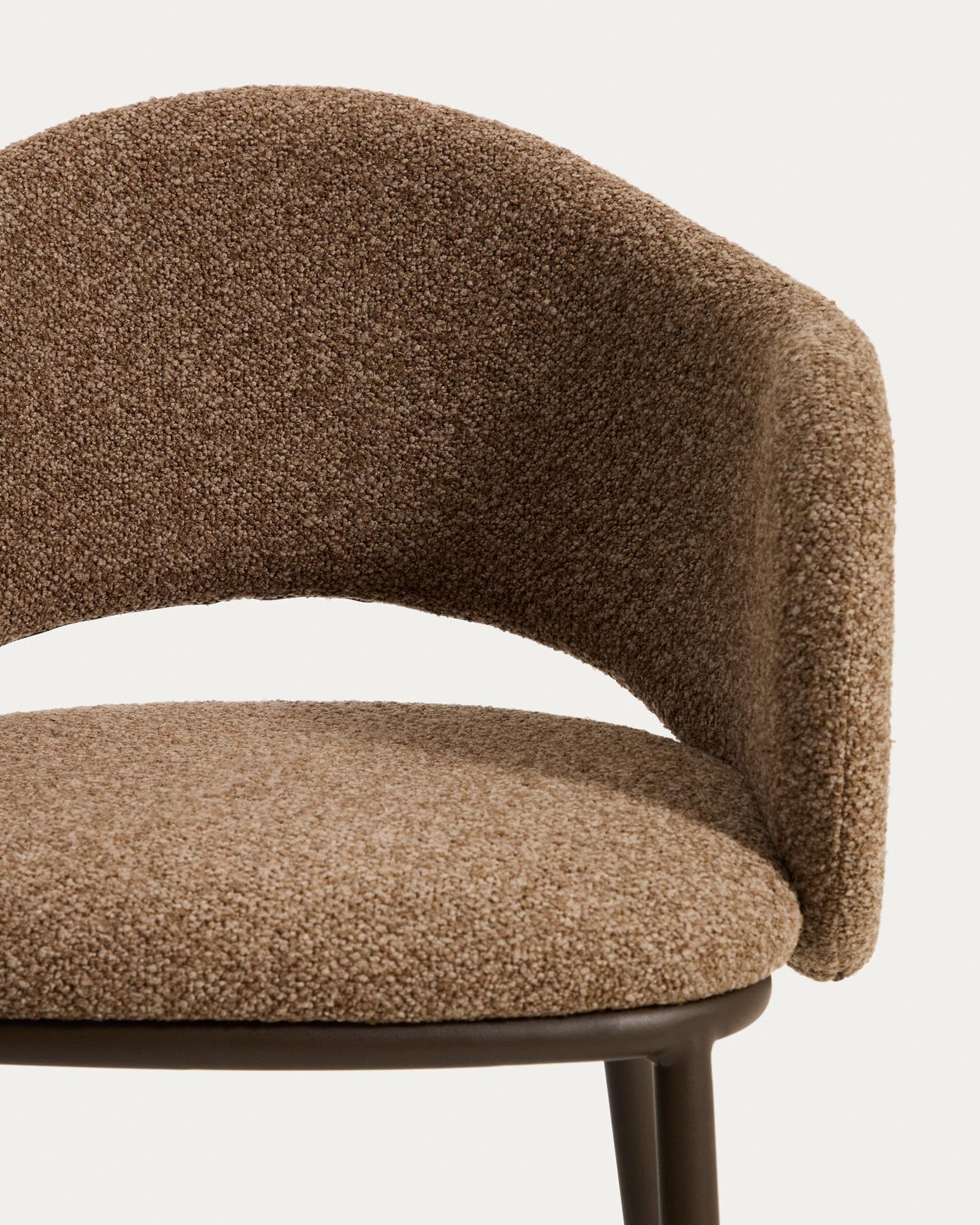 Hocker Maina aus dicker Chenille in Braun und Stahlbeinen mit brauner Beschichtung FSC Mix Credit 65 cm in Braun präsentiert im Onlineshop von KAQTU Design AG. Barhocker ist von Kave Home