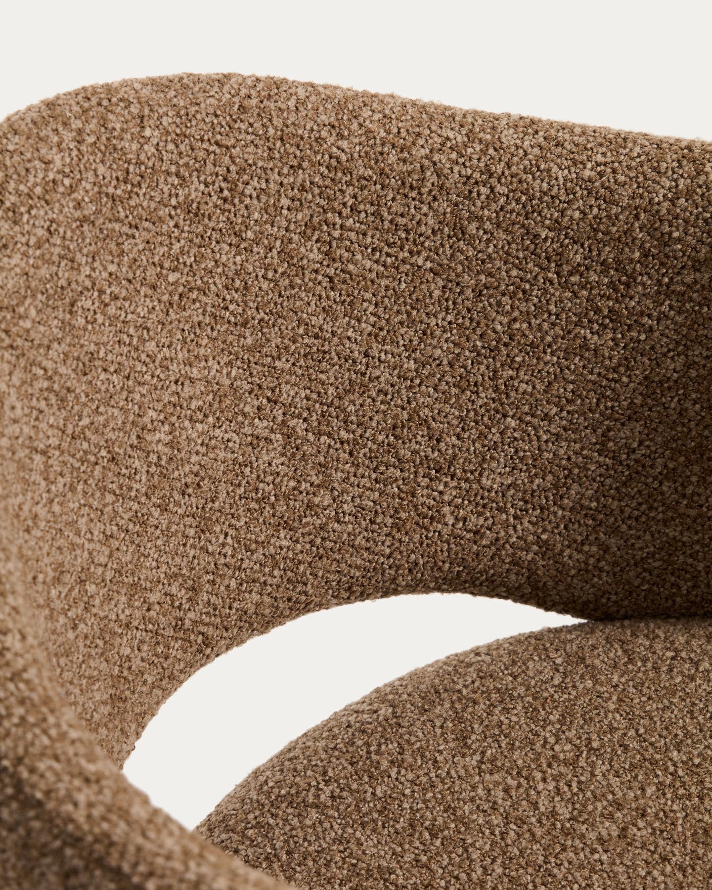 Hocker Maina aus dicker Chenille in Braun und Stahlbeinen mit brauner Beschichtung FSC Mix Credit 65 cm in Braun präsentiert im Onlineshop von KAQTU Design AG. Barhocker ist von Kave Home