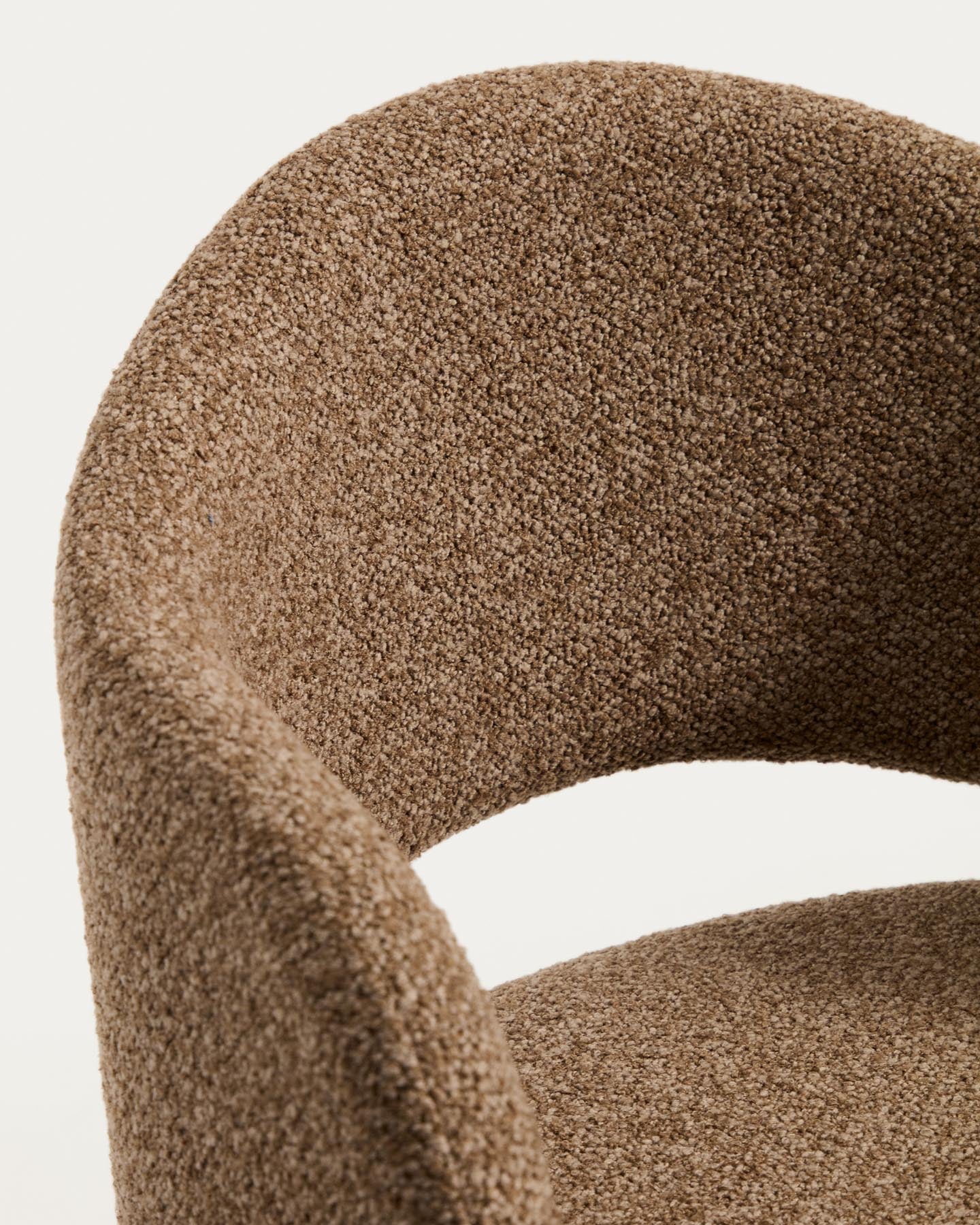 Hocker Maina aus dicker Chenille in Braun und Stahlbeinen mit brauner Beschichtung FSC Mix Credit 65 cm in Braun präsentiert im Onlineshop von KAQTU Design AG. Barhocker ist von Kave Home