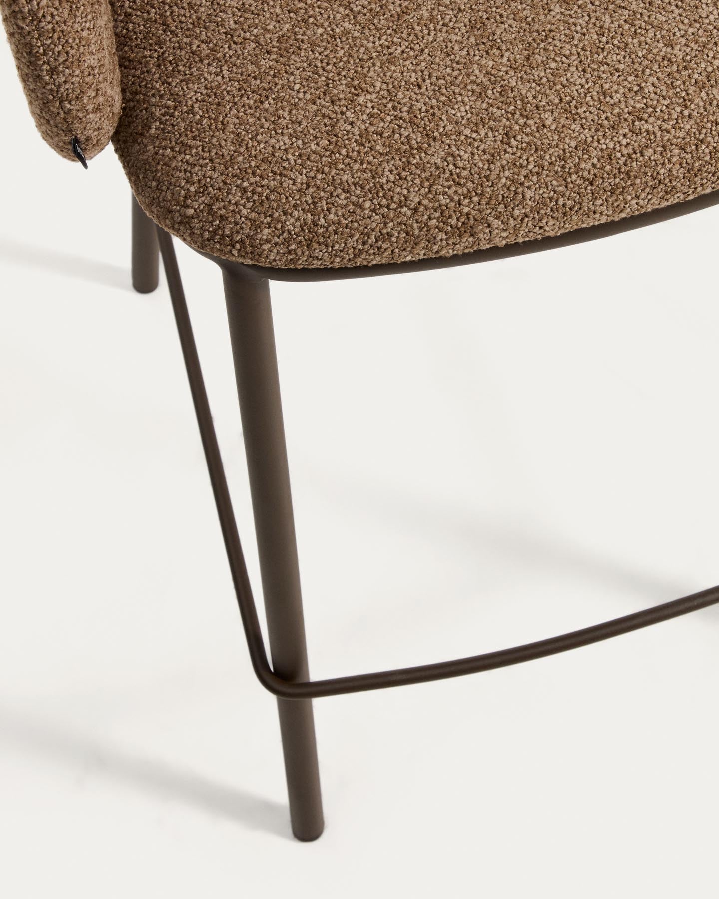 Hocker Maina aus dicker Chenille in Braun und Stahlbeinen mit brauner Beschichtung FSC Mix Credit 65 cm in Braun präsentiert im Onlineshop von KAQTU Design AG. Barhocker ist von Kave Home