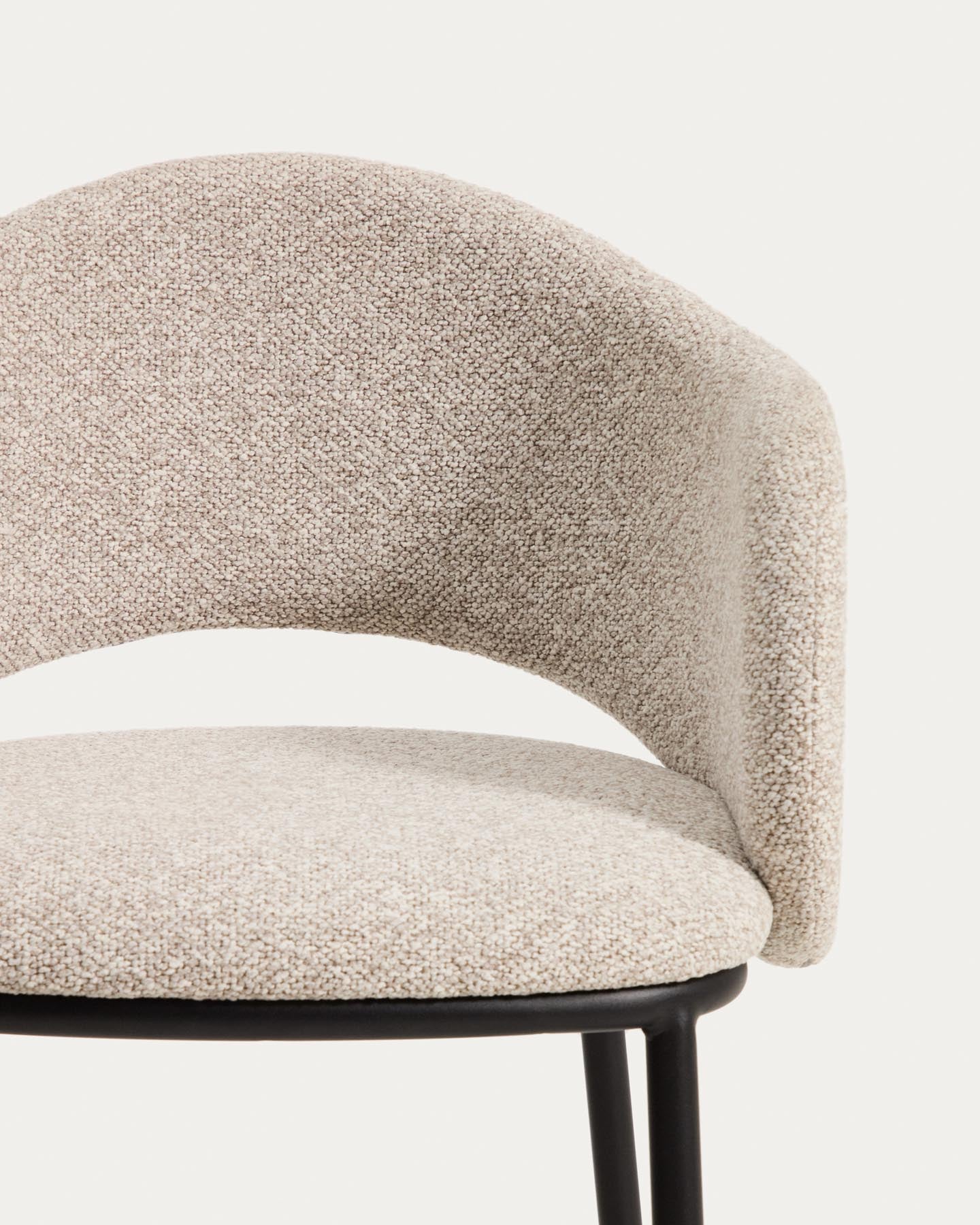 Hocker Maina aus dicker beigefarbener Chenille und Stahlbeinen mit schwarzer Beschichtung FSC Mix Credit 65 cm in Beige präsentiert im Onlineshop von KAQTU Design AG. Barhocker ist von Kave Home