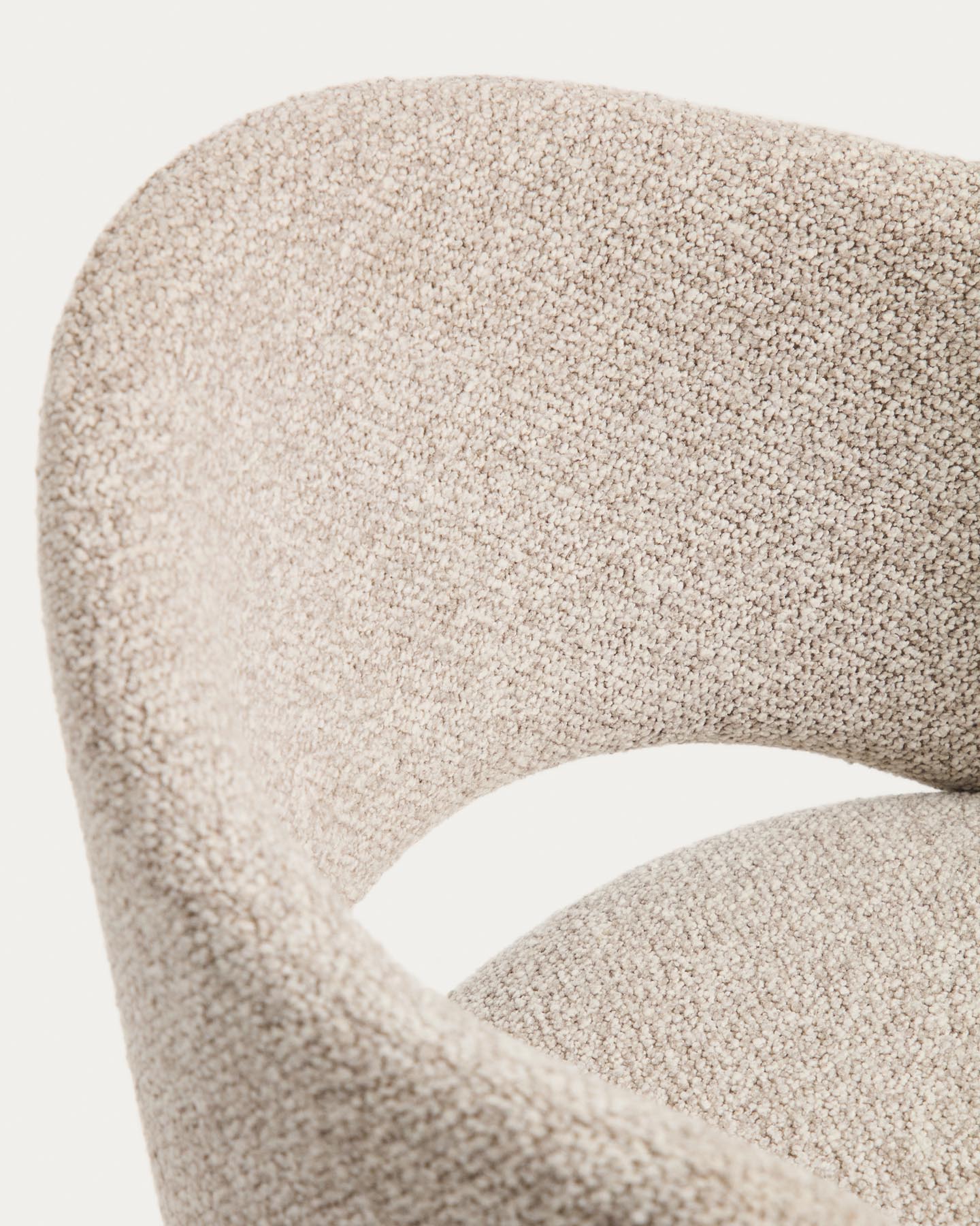 Hocker Maina aus dicker beigefarbener Chenille und Stahlbeinen mit schwarzer Beschichtung FSC Mix Credit 65 cm in Beige präsentiert im Onlineshop von KAQTU Design AG. Barhocker ist von Kave Home