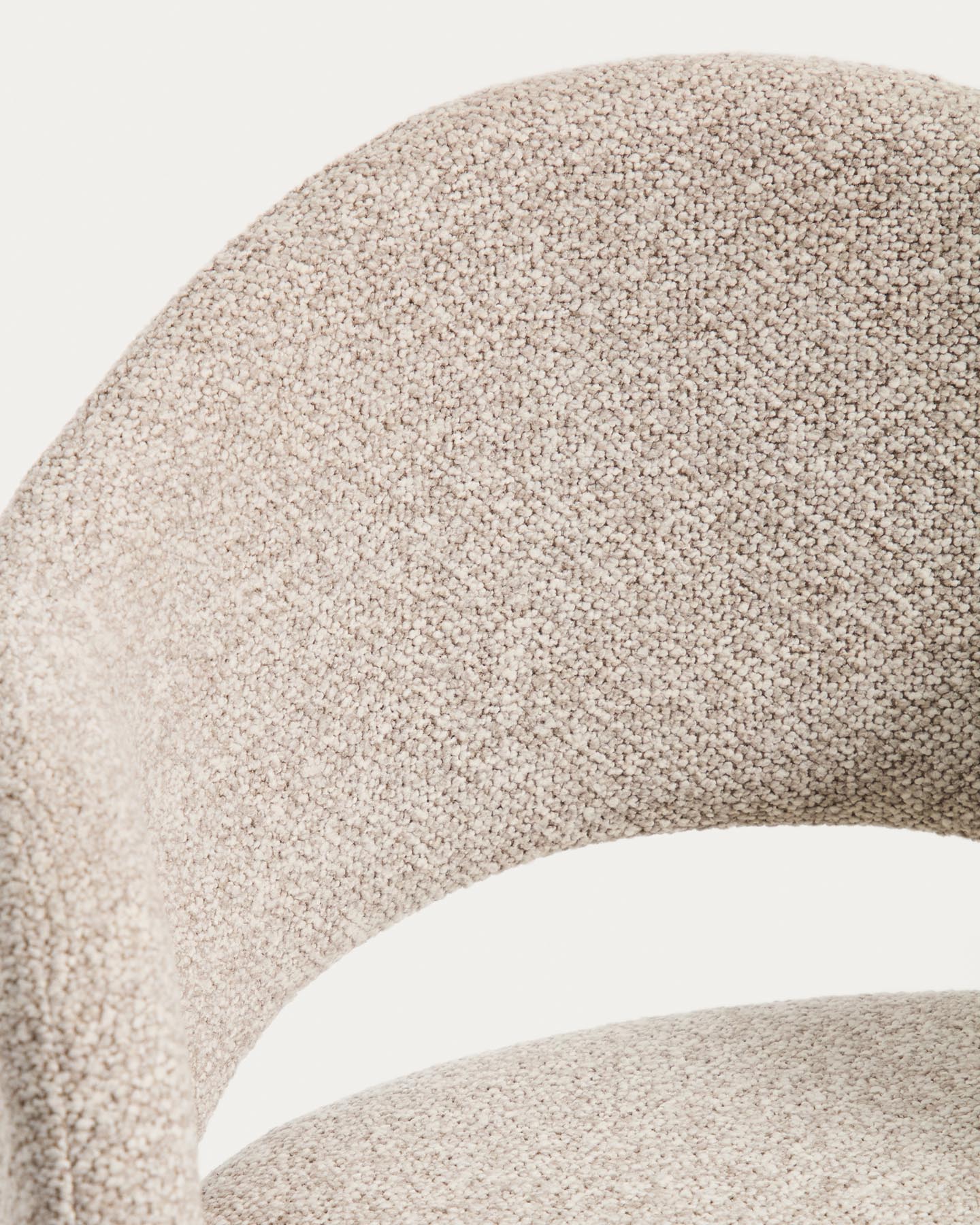 Hocker Maina aus dicker beigefarbener Chenille und Stahlbeinen mit schwarzer Beschichtung FSC Mix Credit 65 cm in Beige präsentiert im Onlineshop von KAQTU Design AG. Barhocker ist von Kave Home