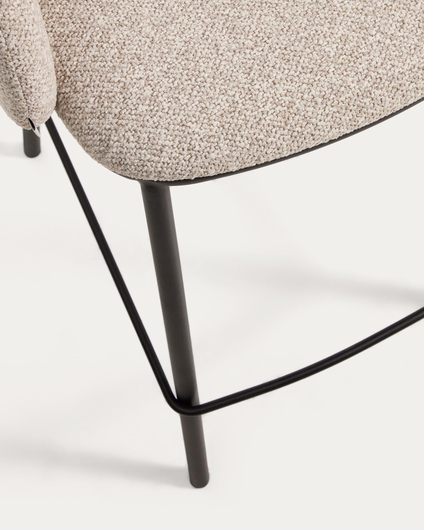 Hocker Maina aus dicker beigefarbener Chenille und Stahlbeinen mit schwarzer Beschichtung FSC Mix Credit 65 cm in Beige präsentiert im Onlineshop von KAQTU Design AG. Barhocker ist von Kave Home