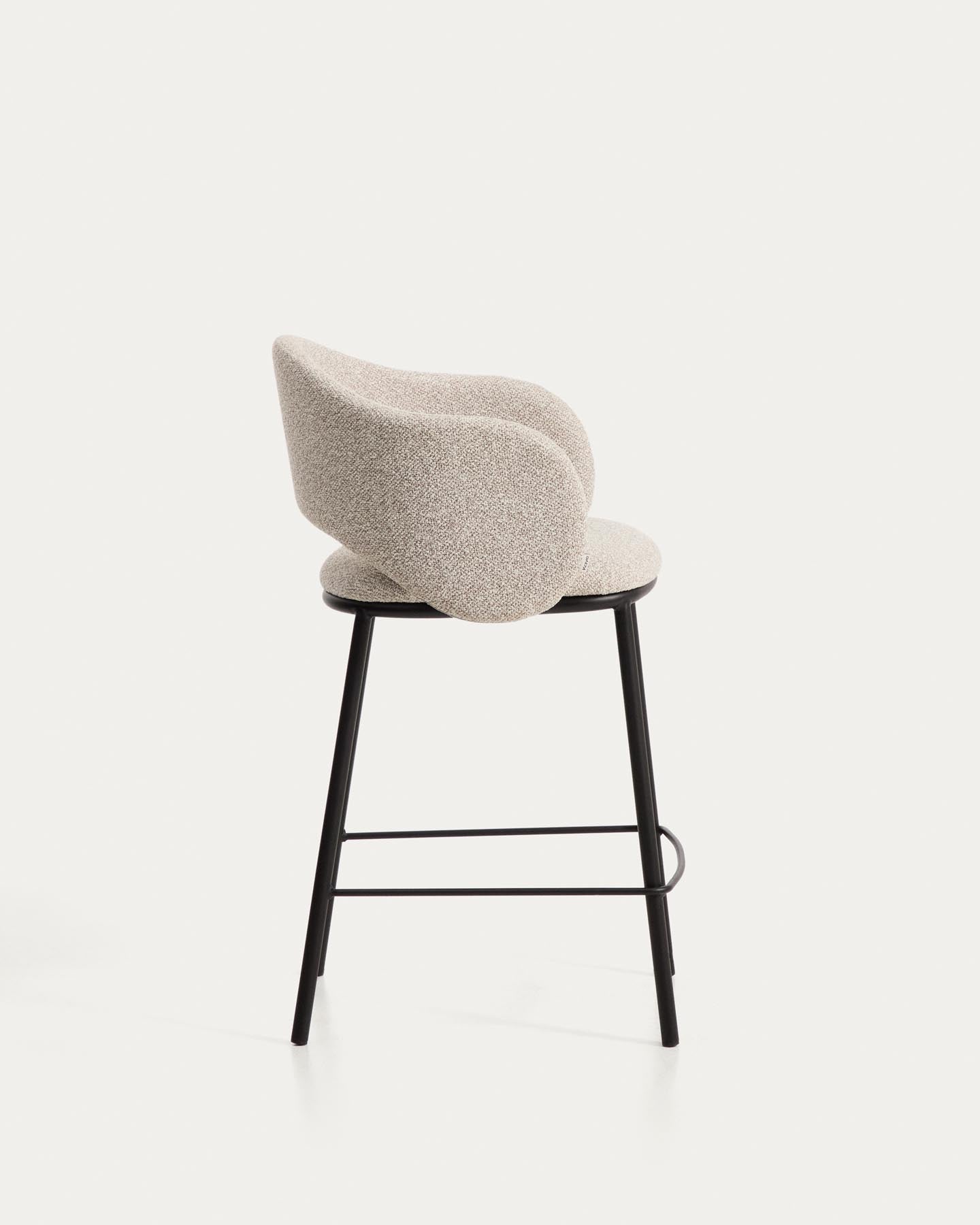 Hocker Maina aus dicker beigefarbener Chenille und Stahlbeinen mit schwarzer Beschichtung FSC Mix Credit 65 cm in Beige präsentiert im Onlineshop von KAQTU Design AG. Barhocker ist von Kave Home