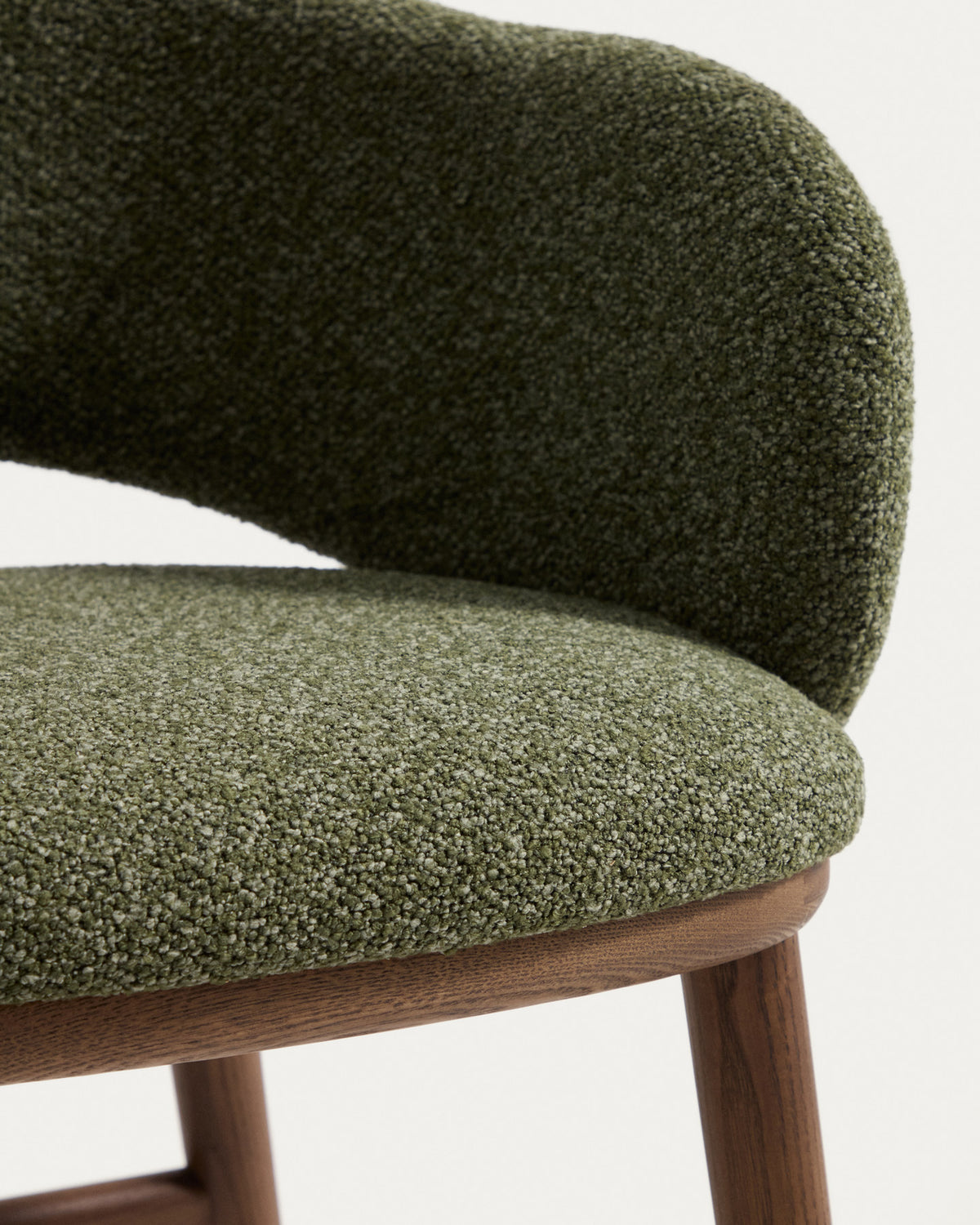 Grüner Barhocker Maina mit Chenille-Bezug, Armlehnen und braunen Holzbeinen