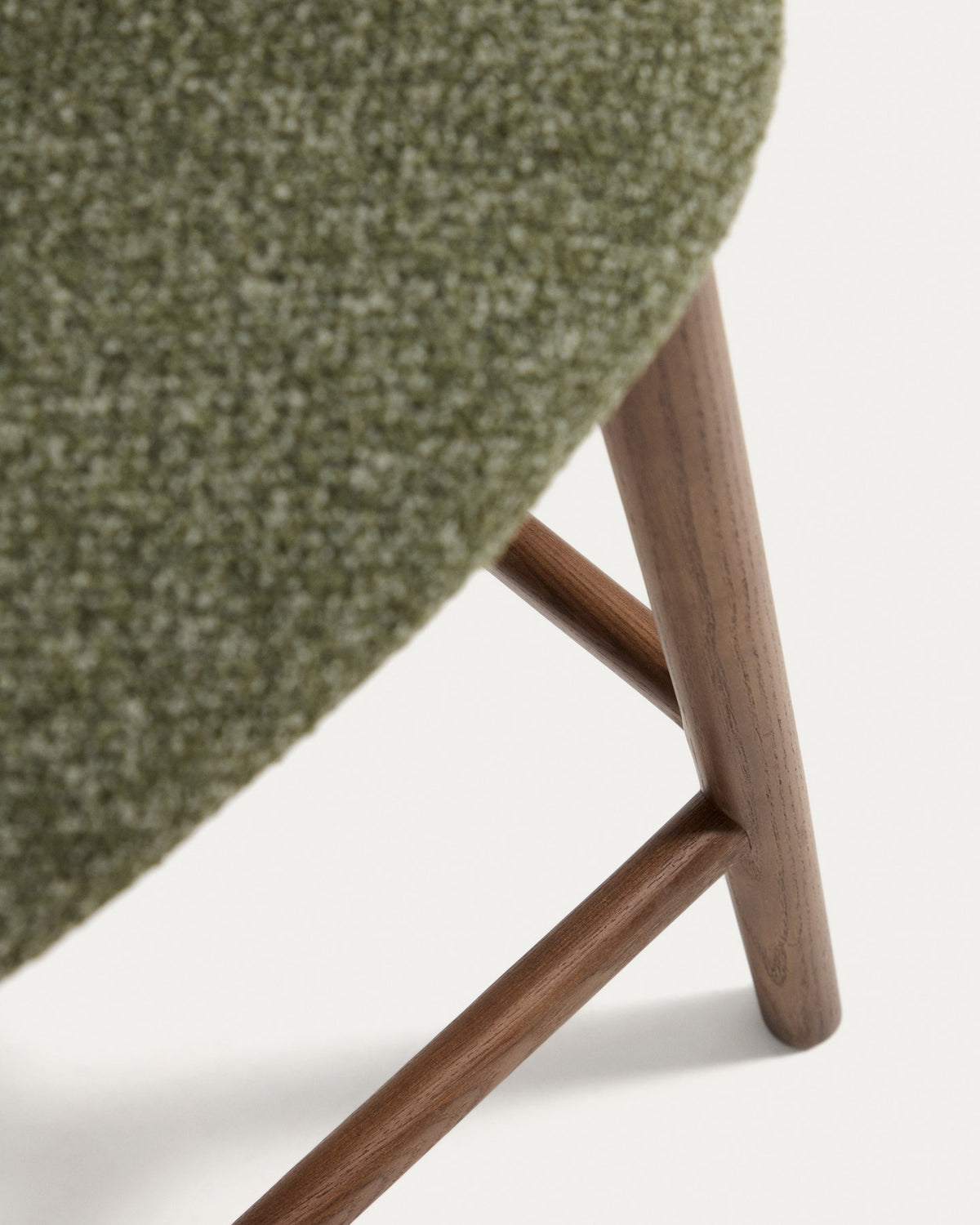 Grüner Barhocker Maina mit Chenille-Bezug, Armlehnen und braunen Holzbeinen