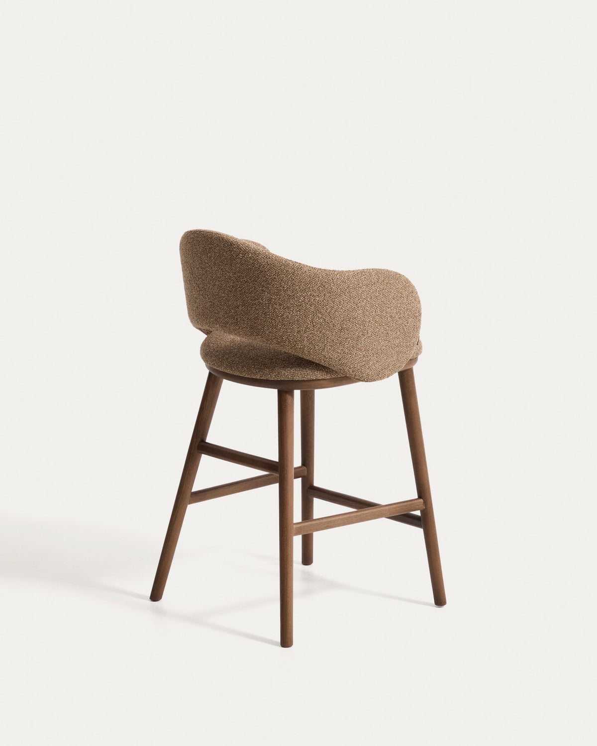 Barhocker Maina in braunem Chenille mit geschwungener Lehne und Holzbeinen in Walnussoptik