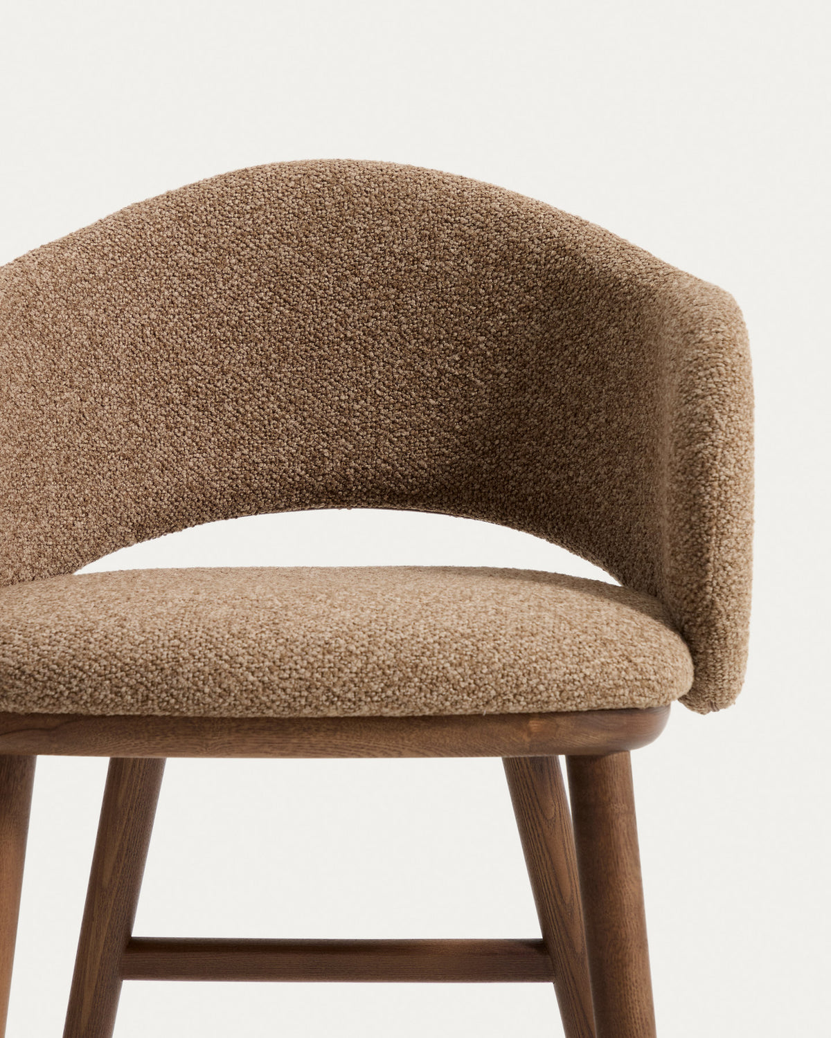 Barhocker Maina in braunem Chenille mit geschwungener Lehne und Holzbeinen in Walnussoptik