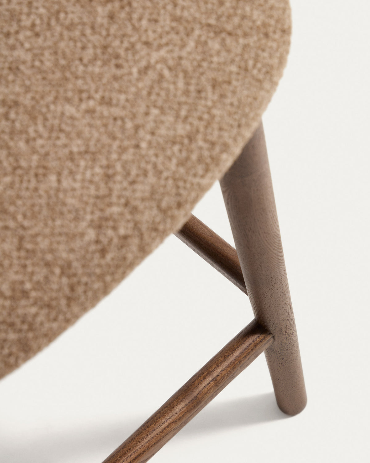 Barhocker Maina in braunem Chenille mit geschwungener Lehne und Holzbeinen in Walnussoptik