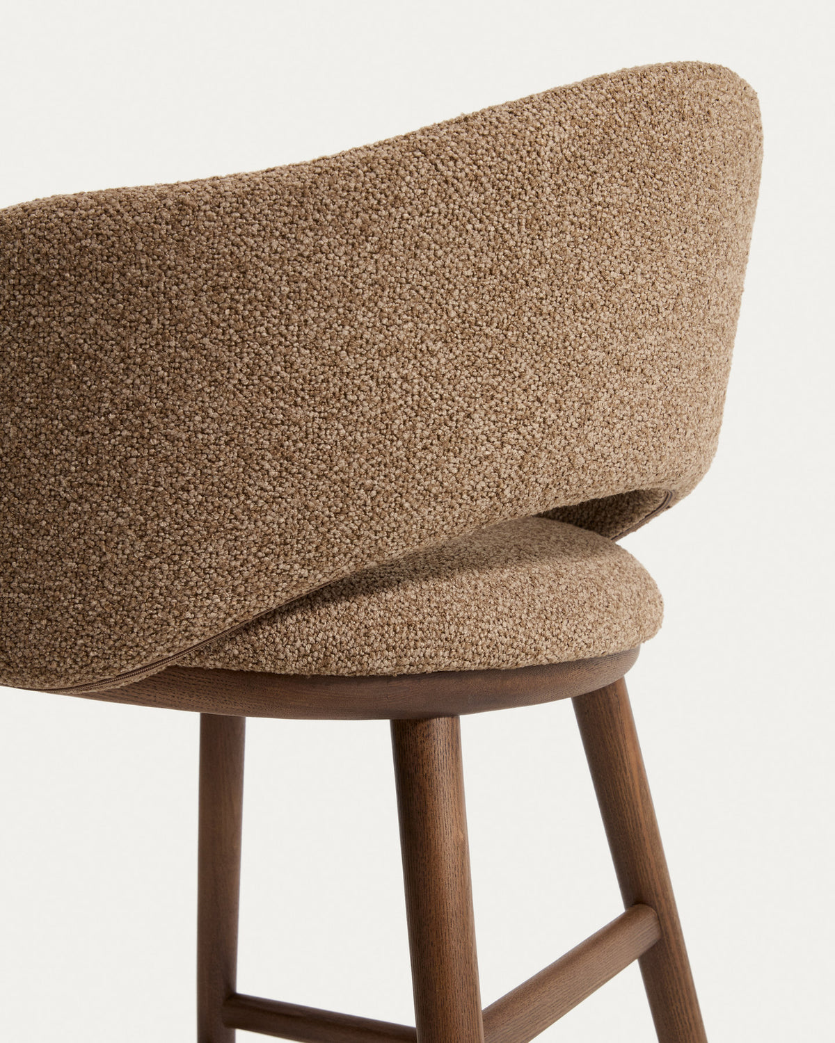Barhocker Maina in braunem Chenille mit geschwungener Lehne und Holzbeinen in Walnussoptik
